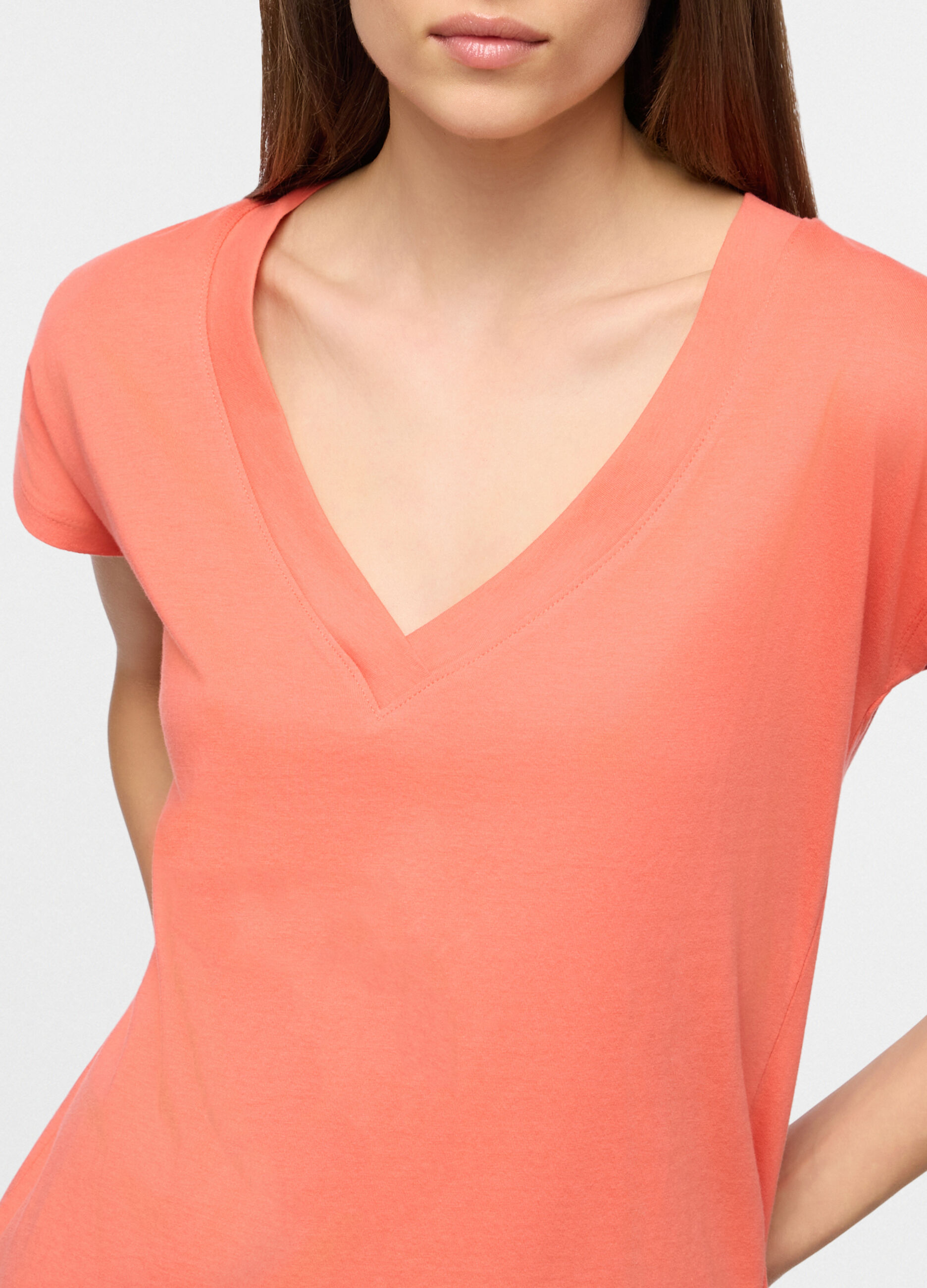 T-shirt con scollo a V donna_2