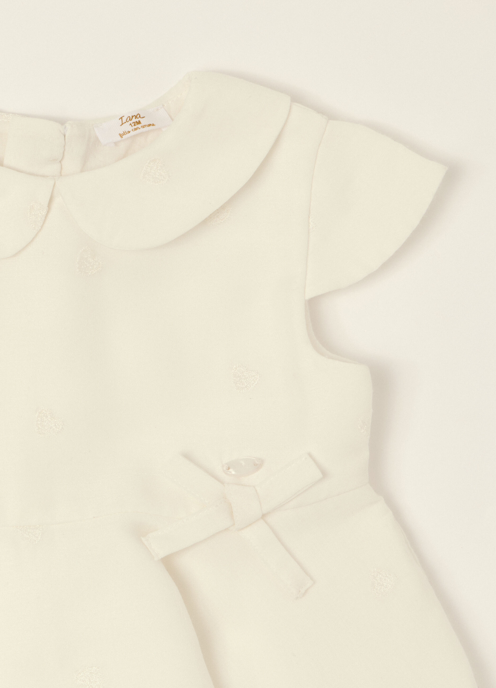 Abito bianco con dettagli ricamati_2