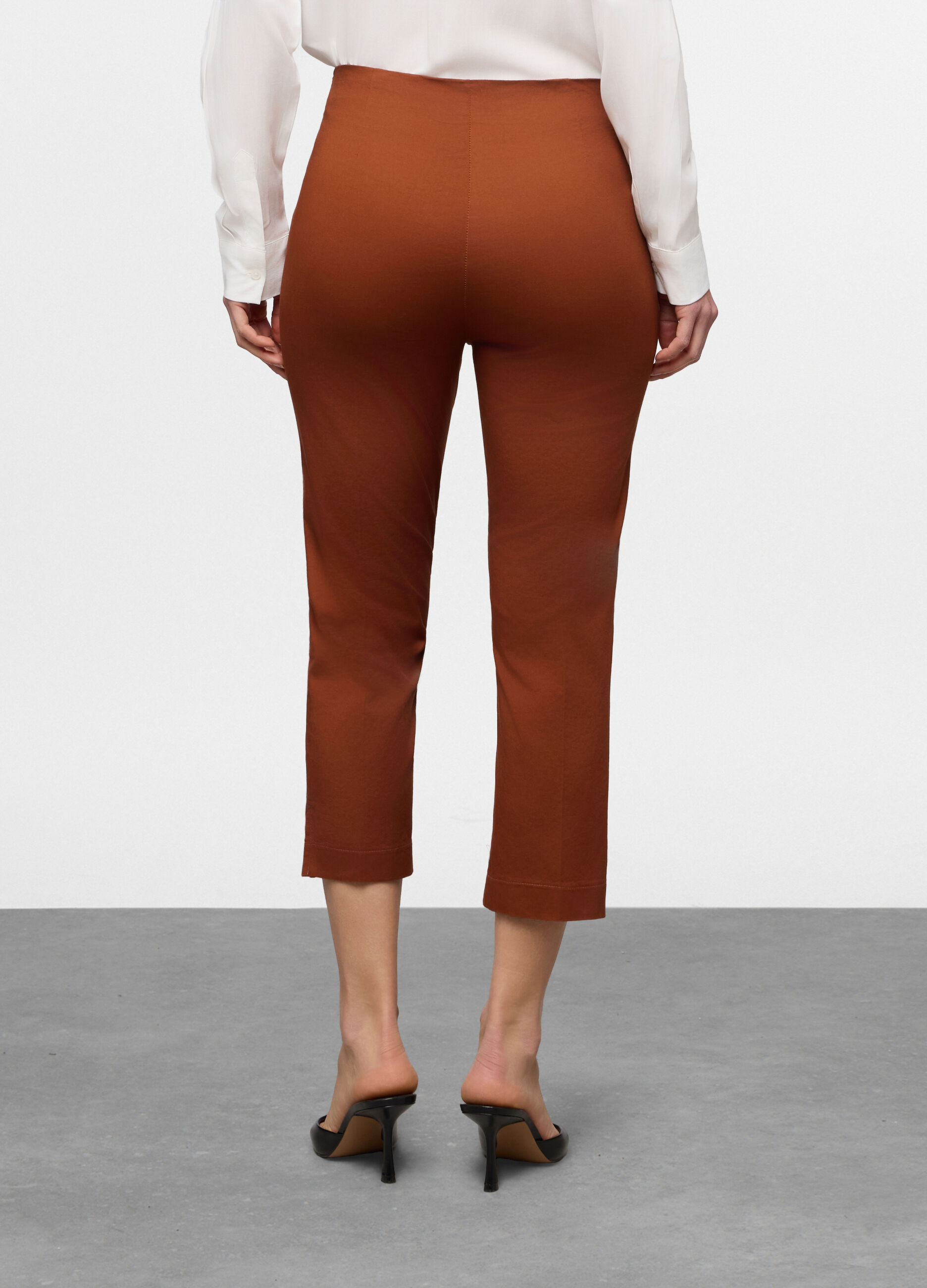 Pantaloni Capri Fit Slim in twill di cotone stretch donna_1
