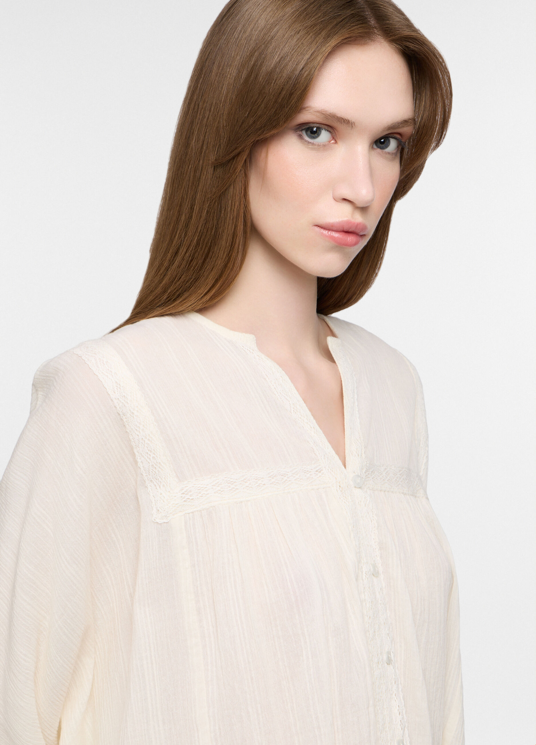 Camicia over fit con scollo a V in puro cotone donna_2