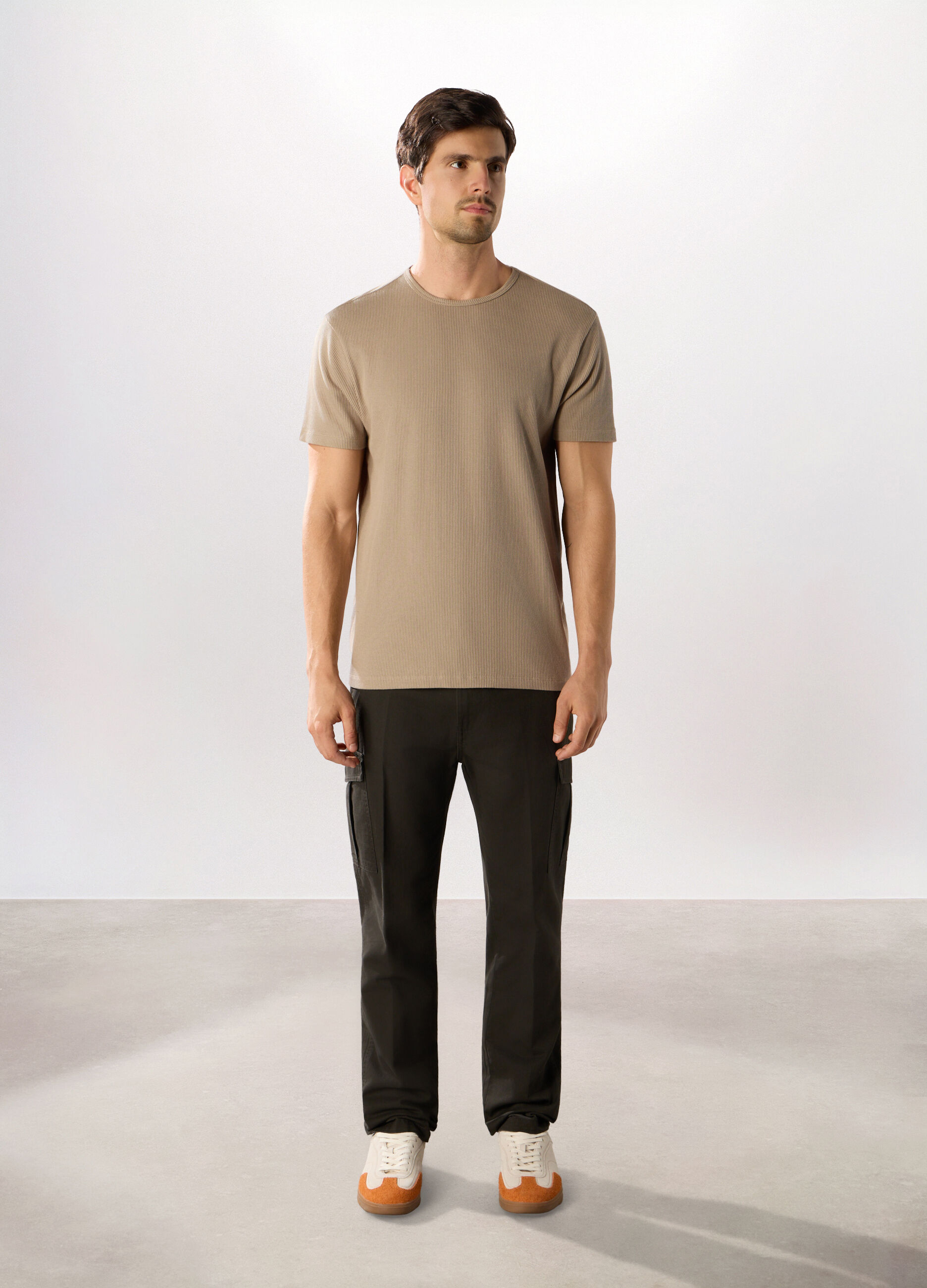 Pantaloni cargo regular fit in cotone uomo_0