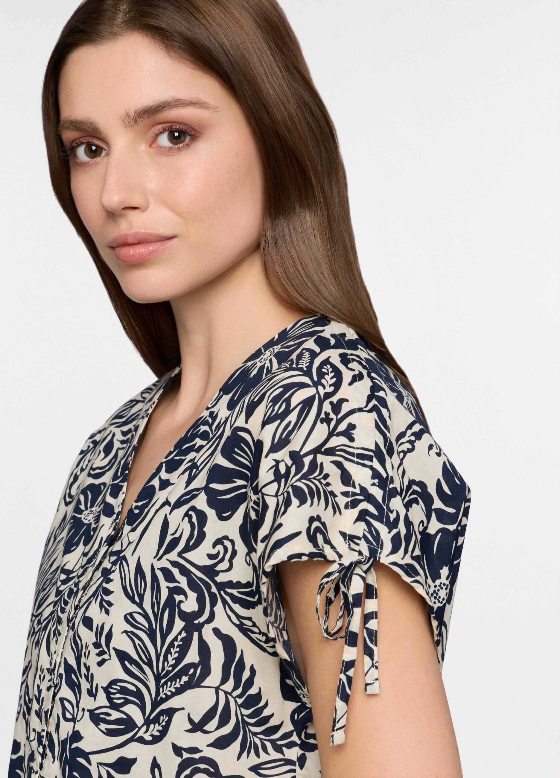 Camicia regular fit con scollo a V in popeline donna_2