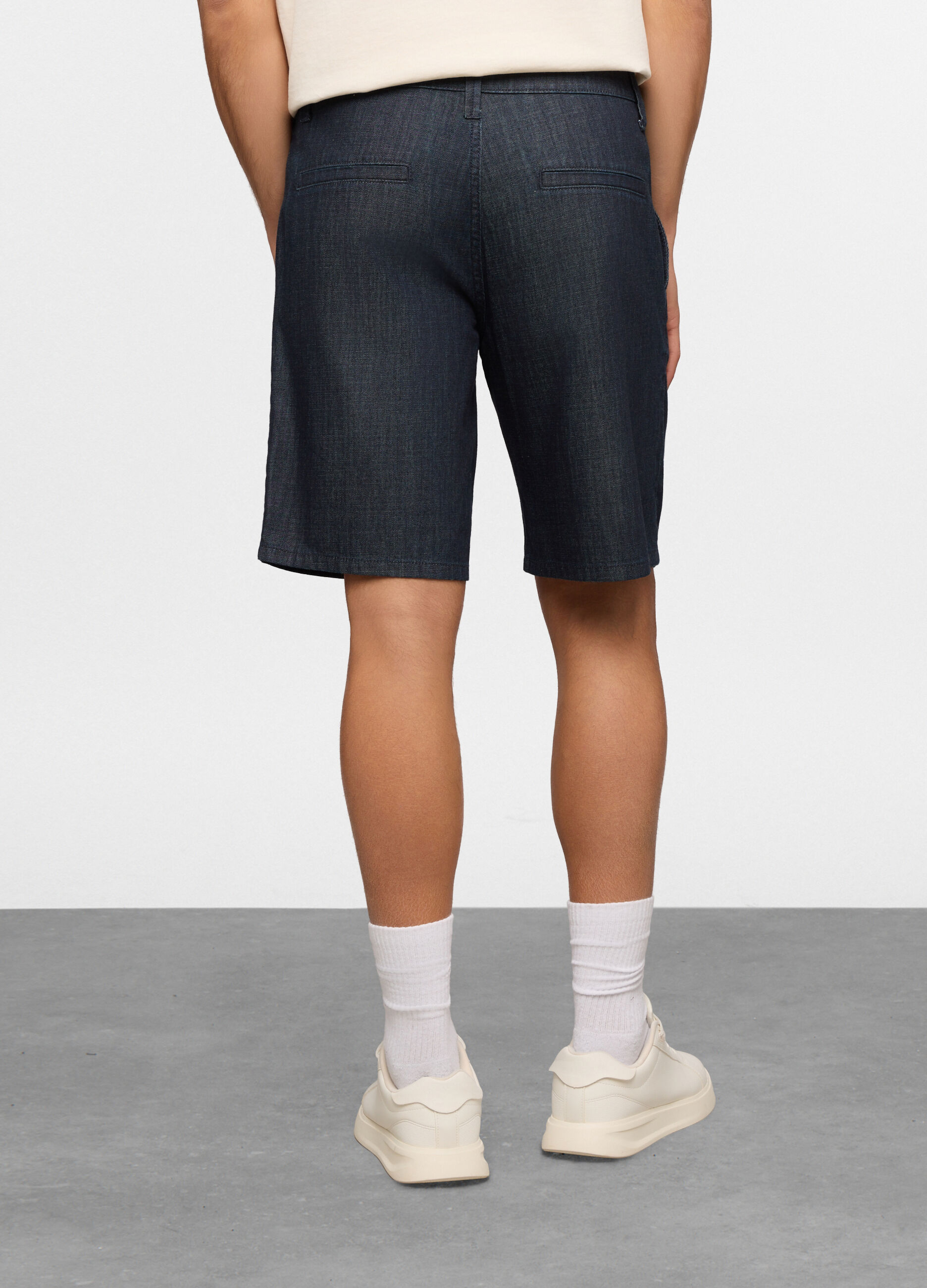 Bermuda in denim lavato di cotone e viscosa uomo_1