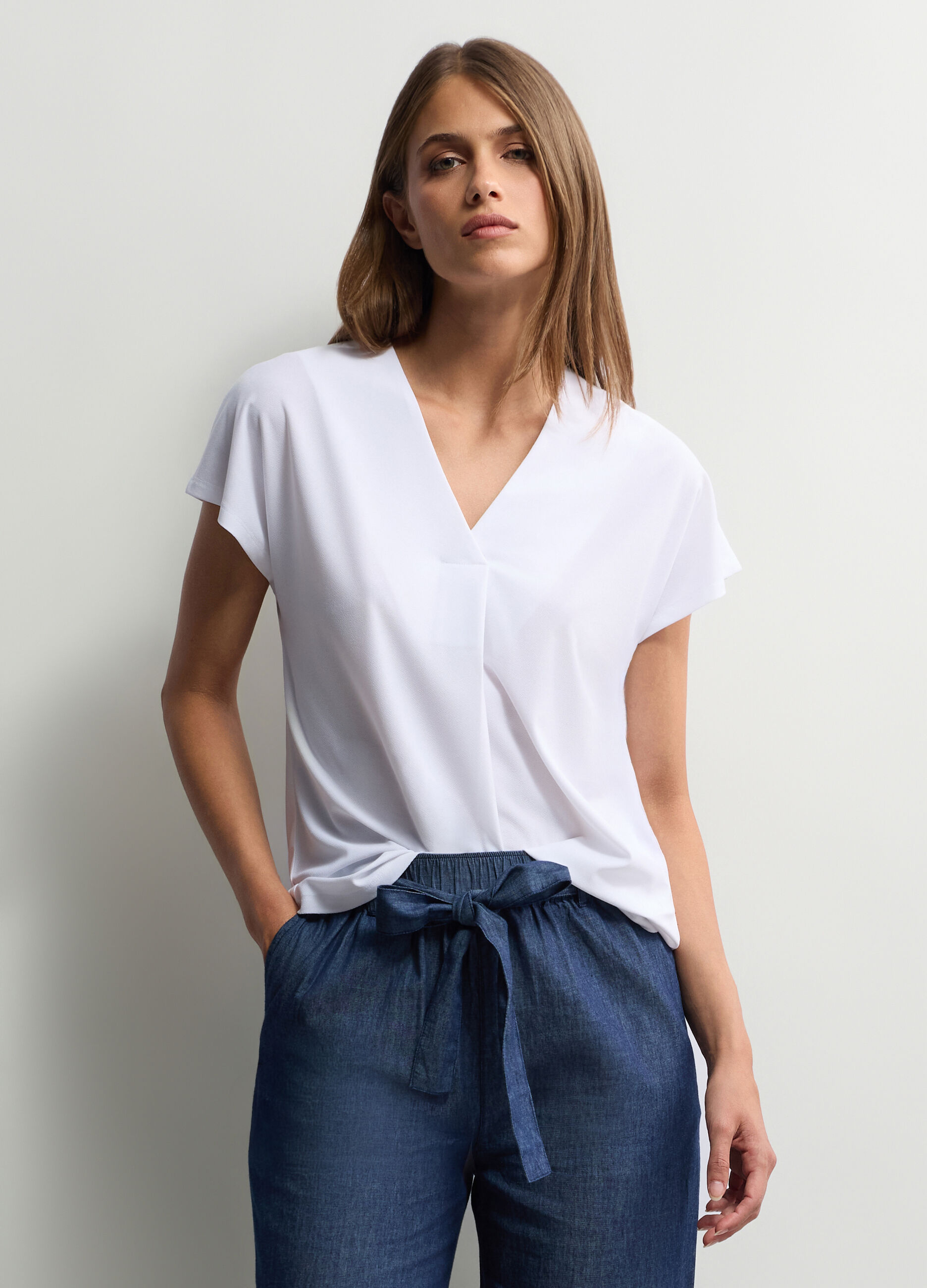 T-shirt con scollo a V stretch donna_0