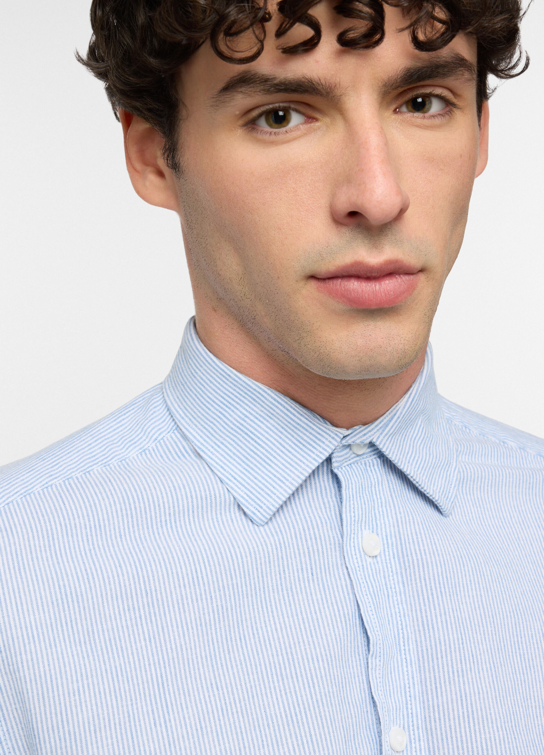 Camicia regular fit con collo classico a righe uomo_2