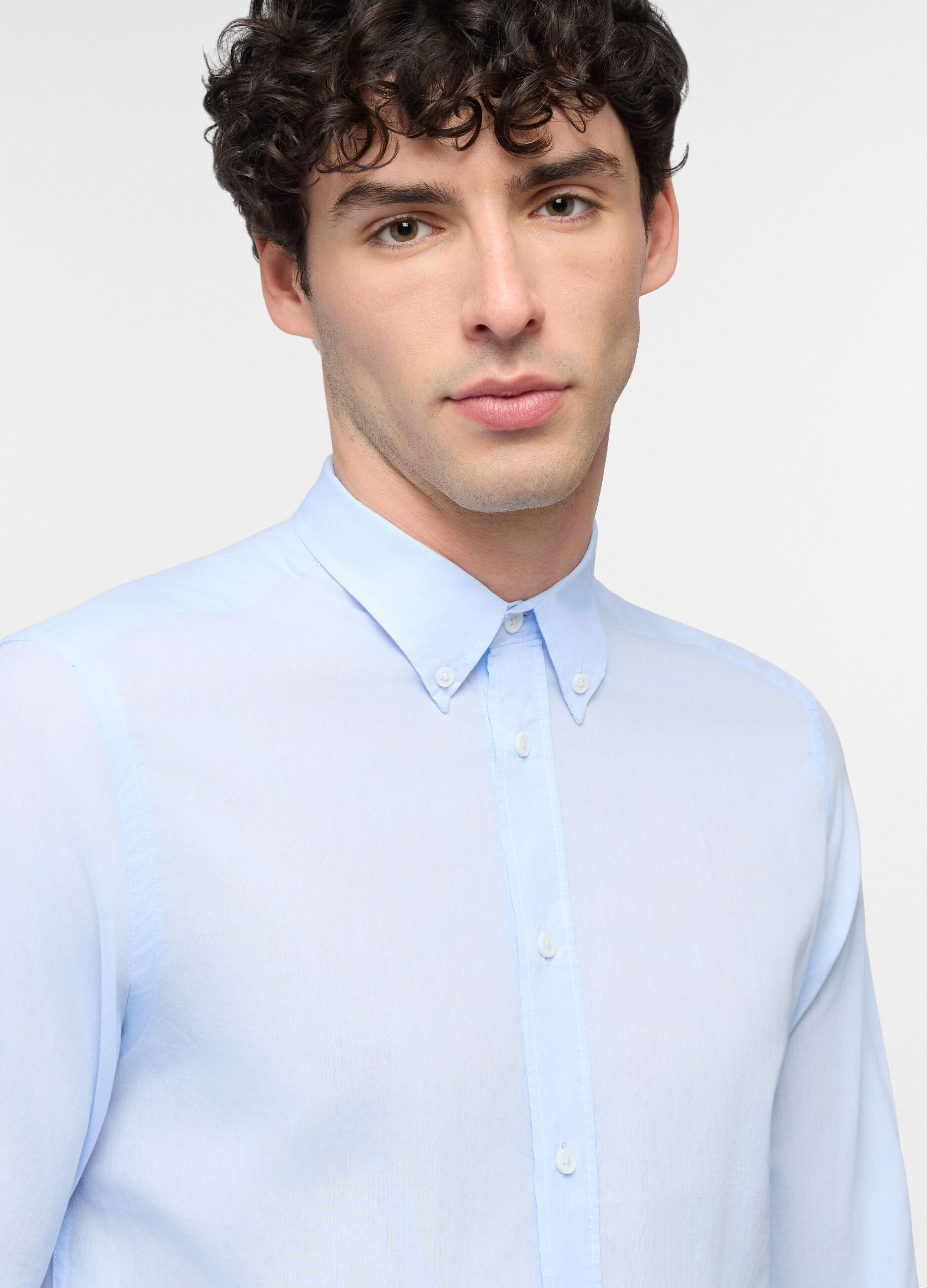 Camica regular fit con colletto button down in voile di cotone_2