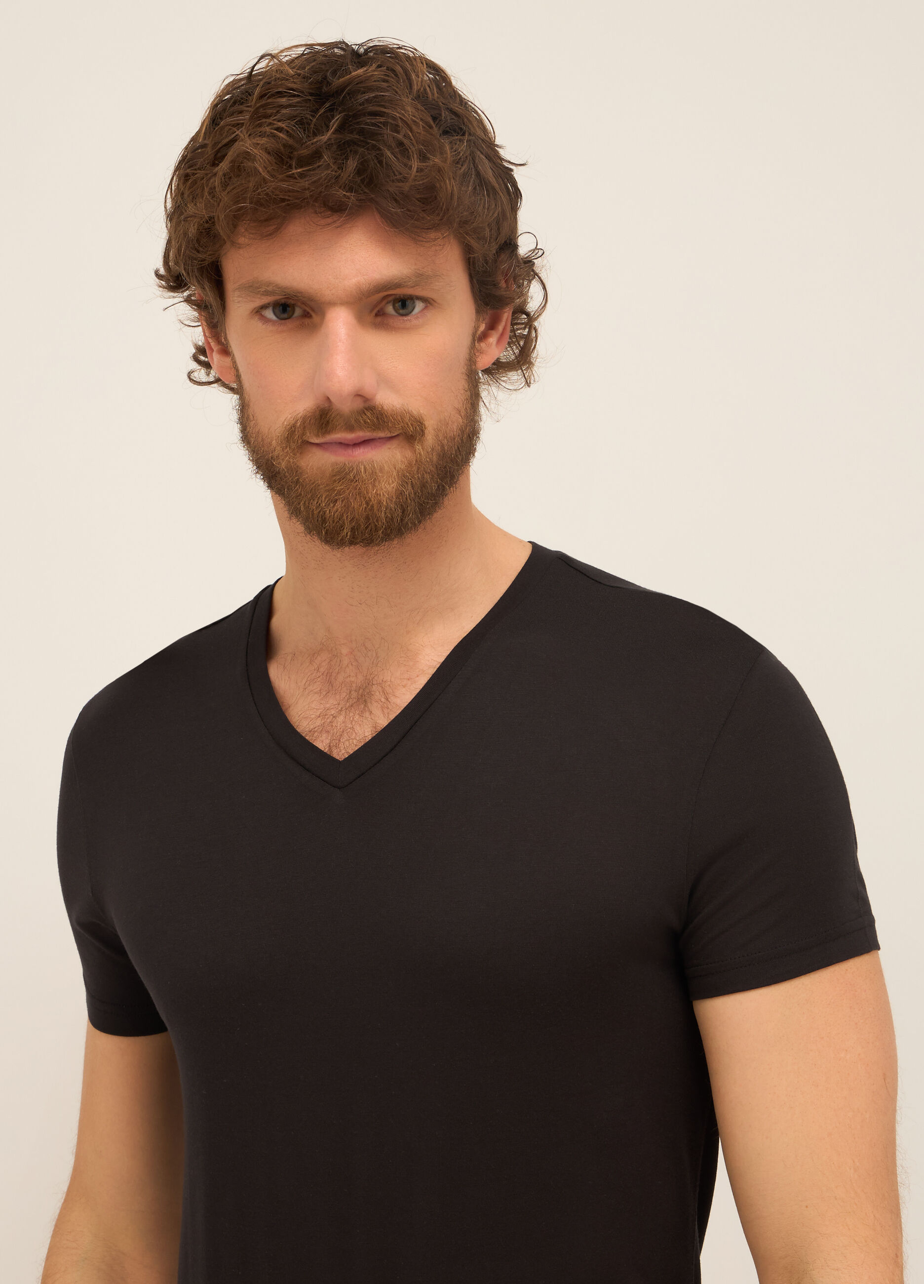 T-shirt collo a V in modal uomo_2