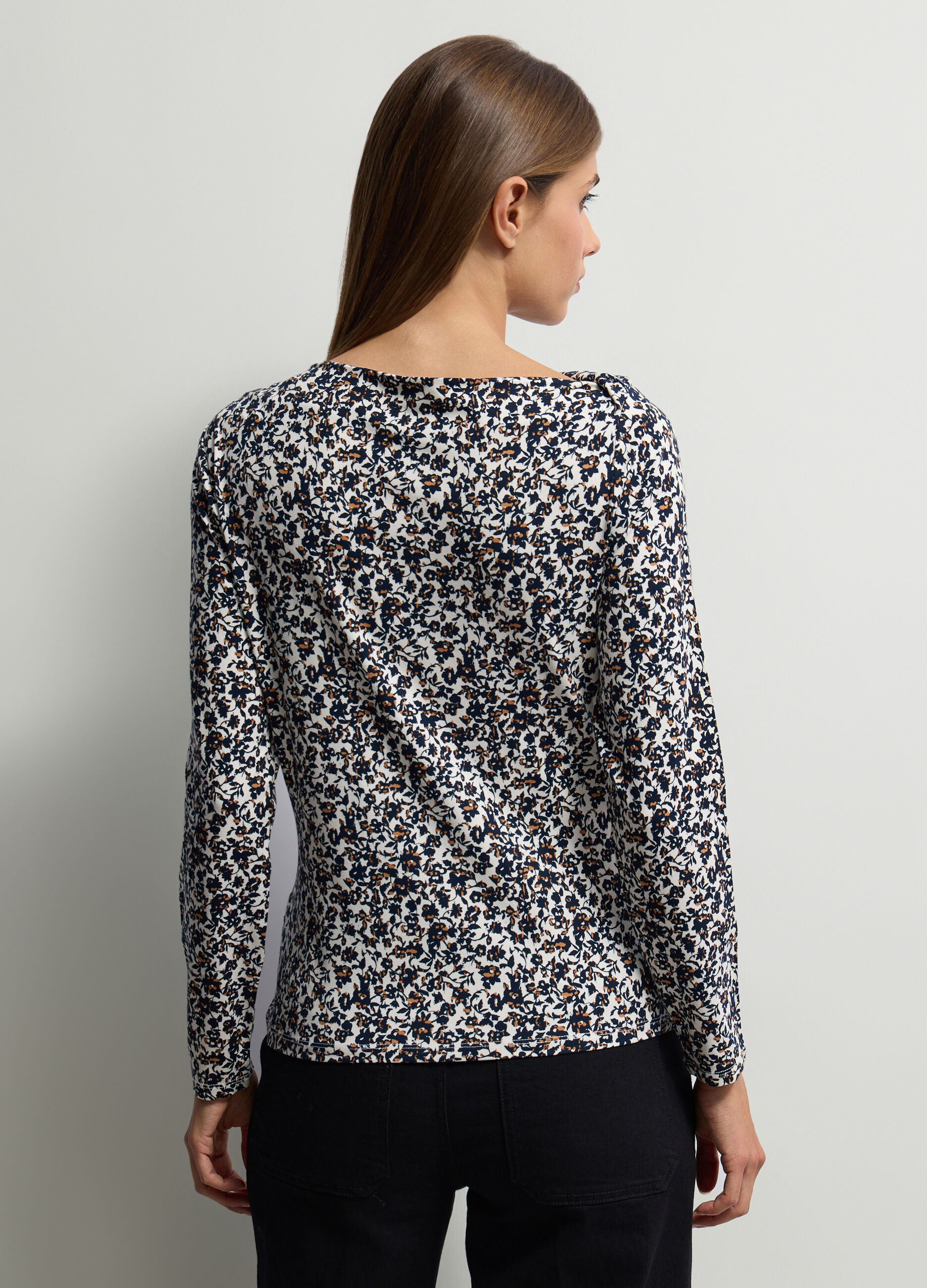 T-shirt con scollo a barchetta donna_1