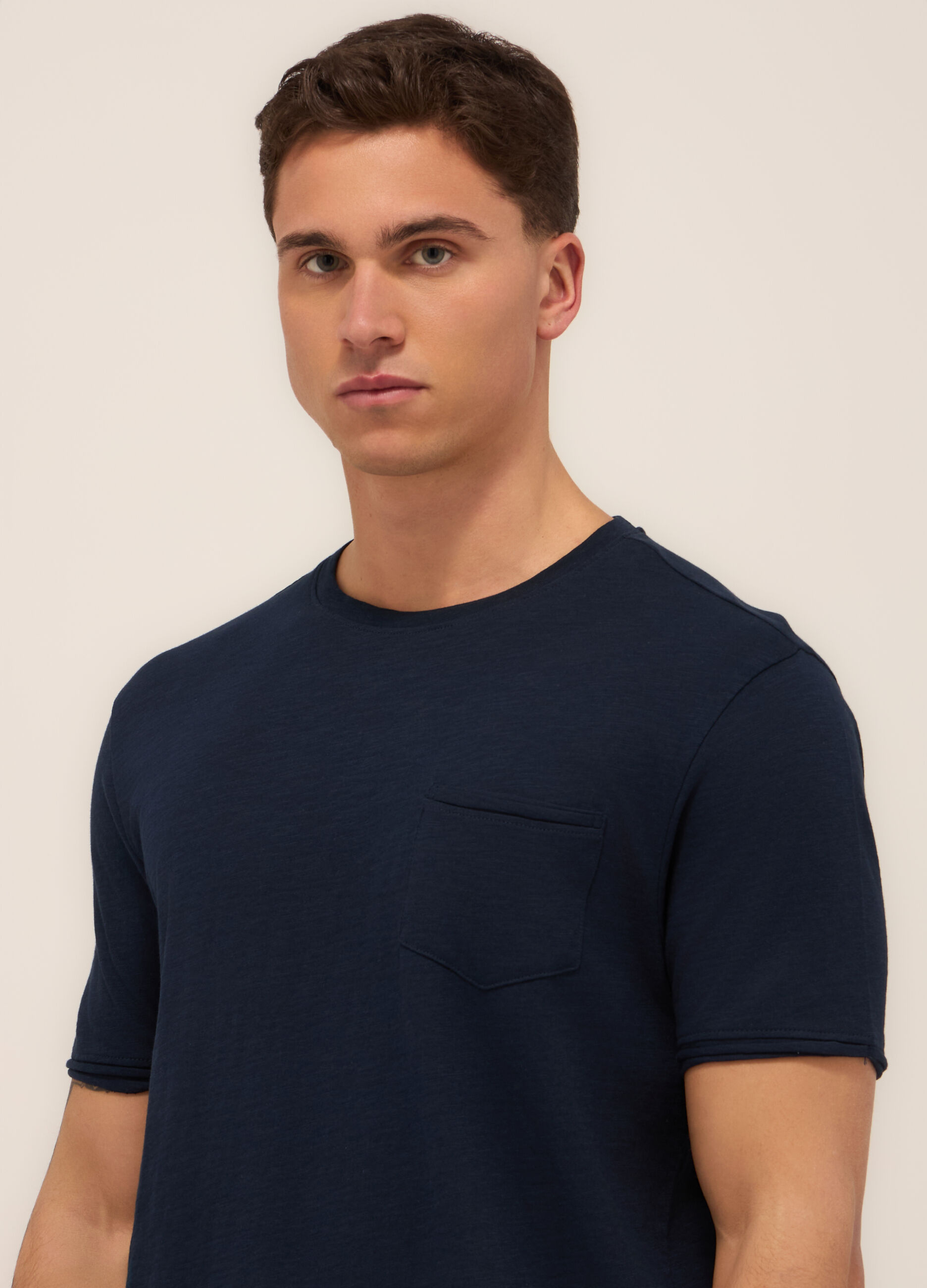 T-shirt girocollo con taschino uomo_1