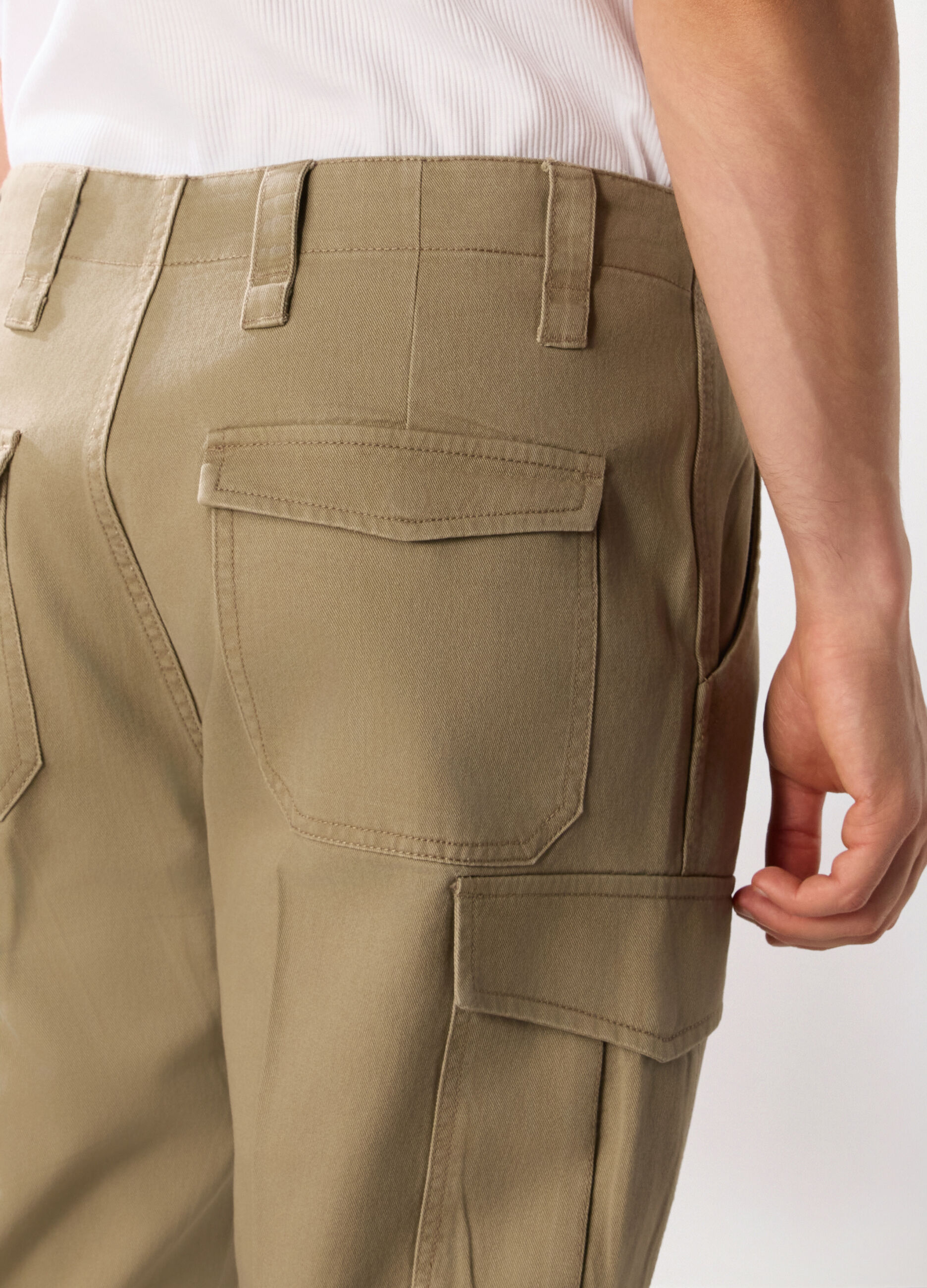 Pantaloni cargo regular fit in cotone uomo_2