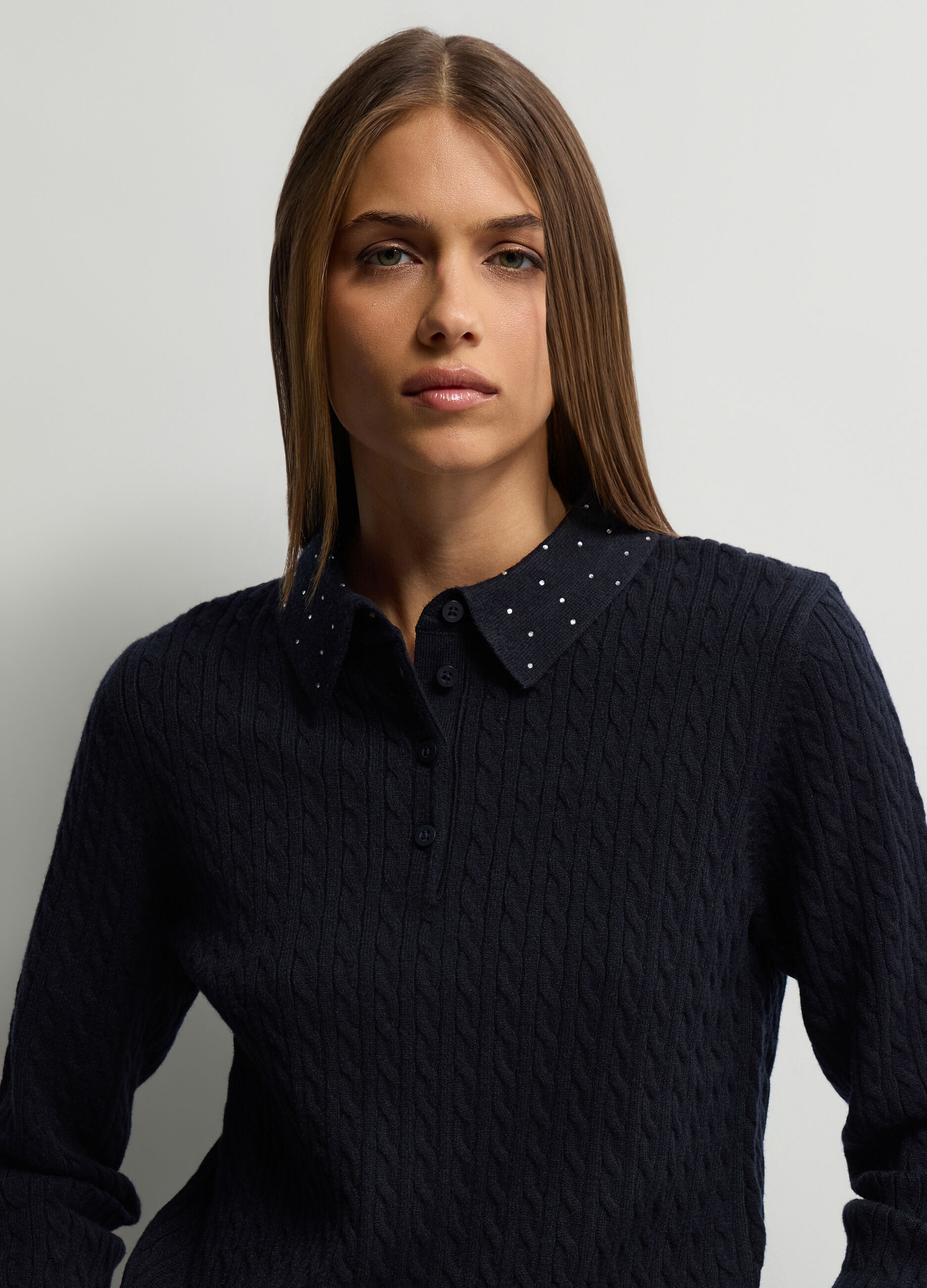 Maglia con coletto classico e lavorazione a treccia donna_2