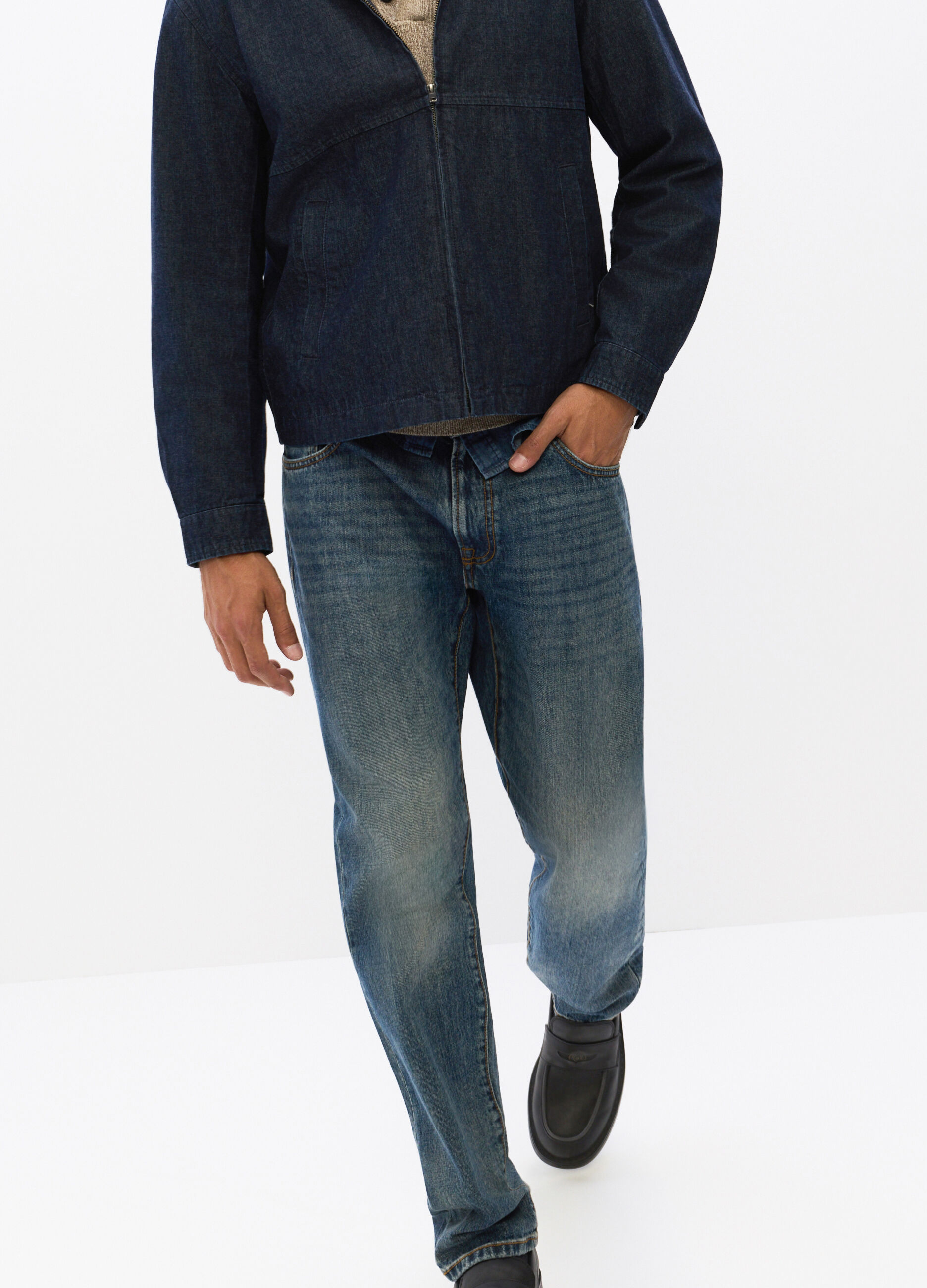 Jeans regular fit in denim lavato uomo_2