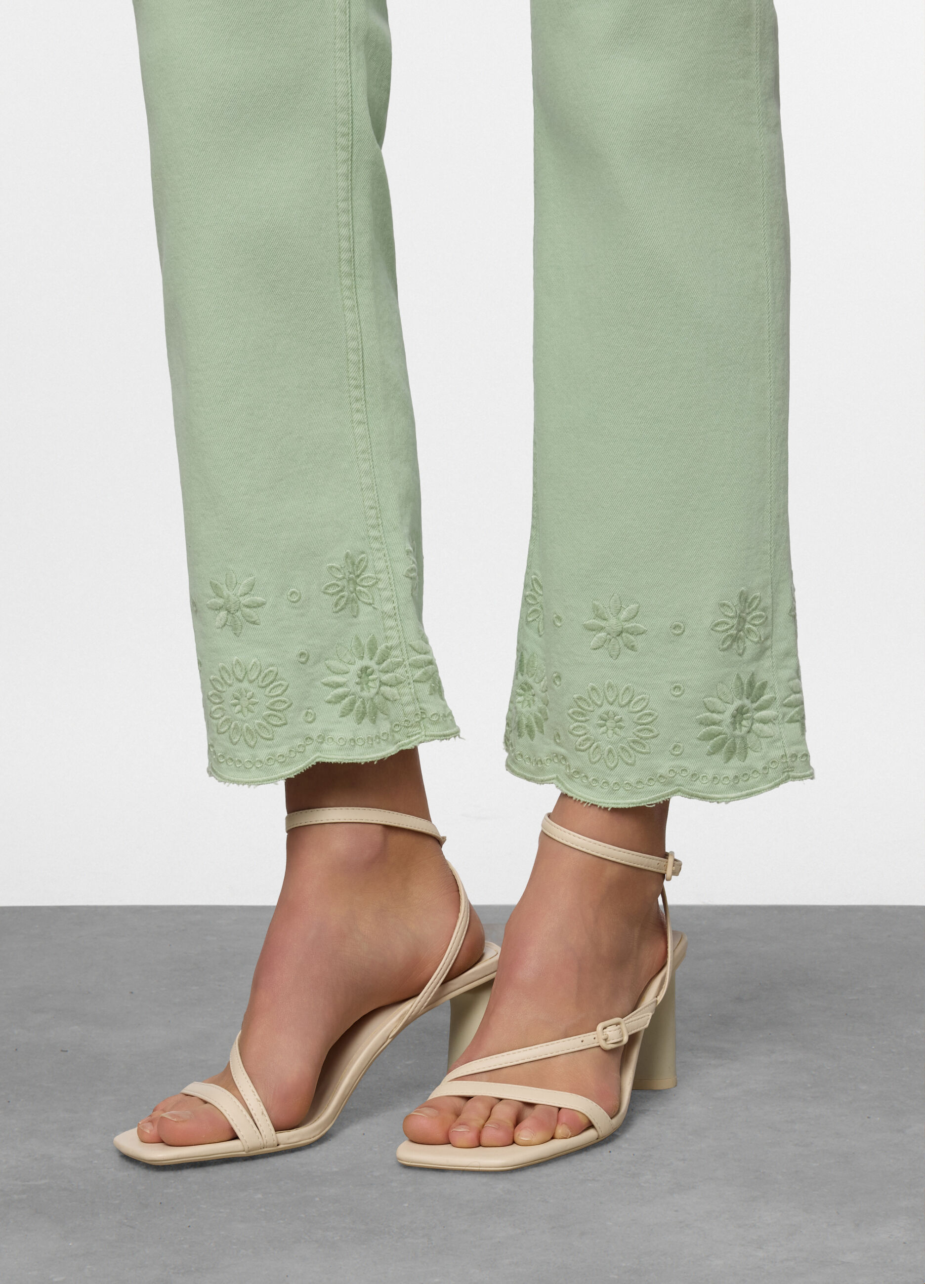 5 Tasche fit Flare in cotone stretch con ricamo al fondo donna_2