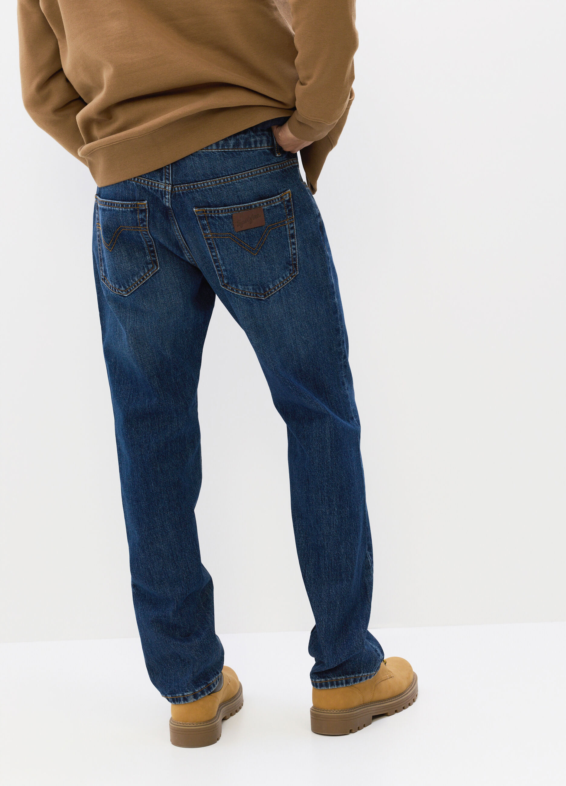 Jeans regular fit in denim lavato uomo_1