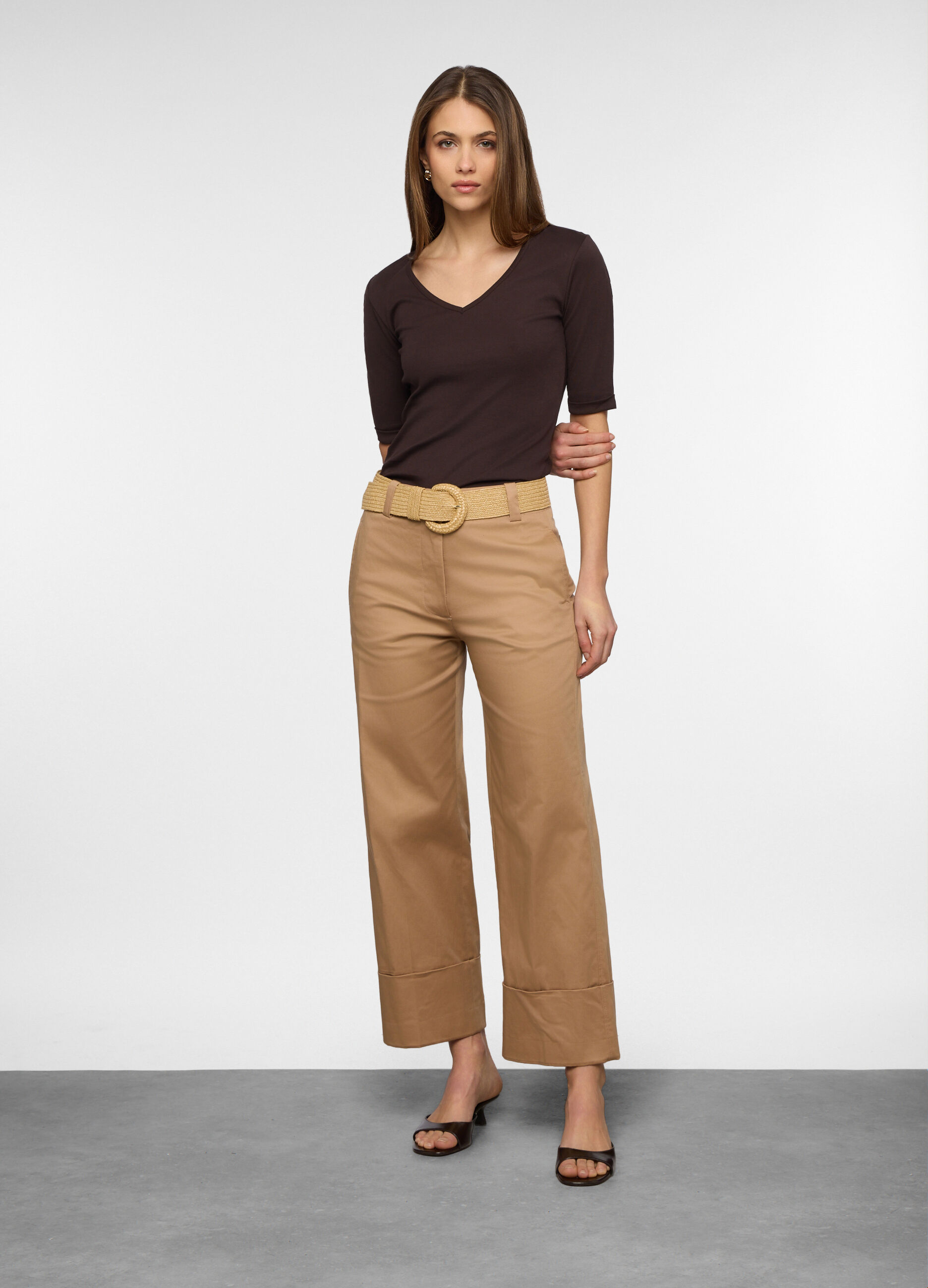 T-shirt con scollo a V in costina donna_0