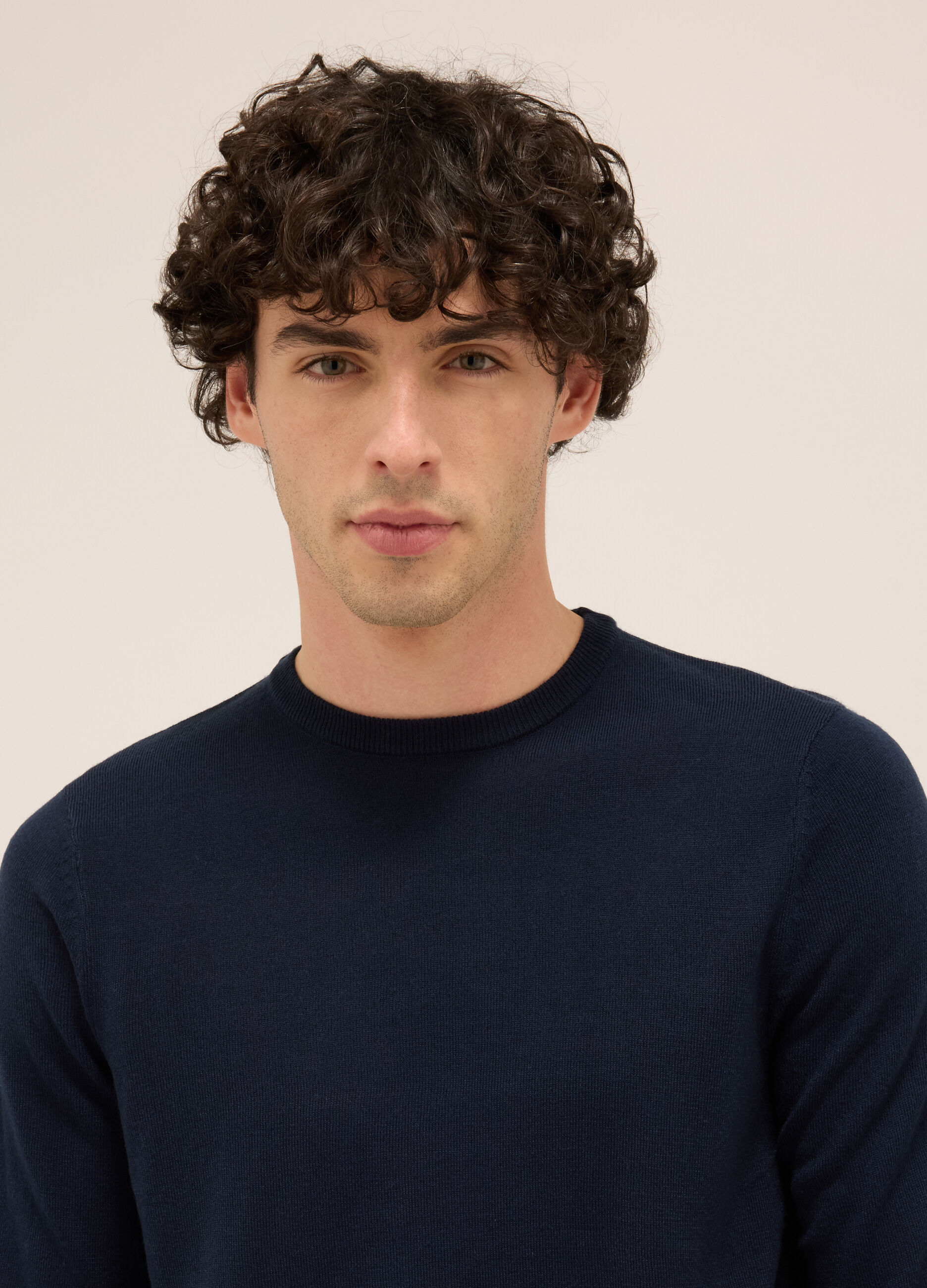 Maglione girocollo in maglia rasata uomo_2