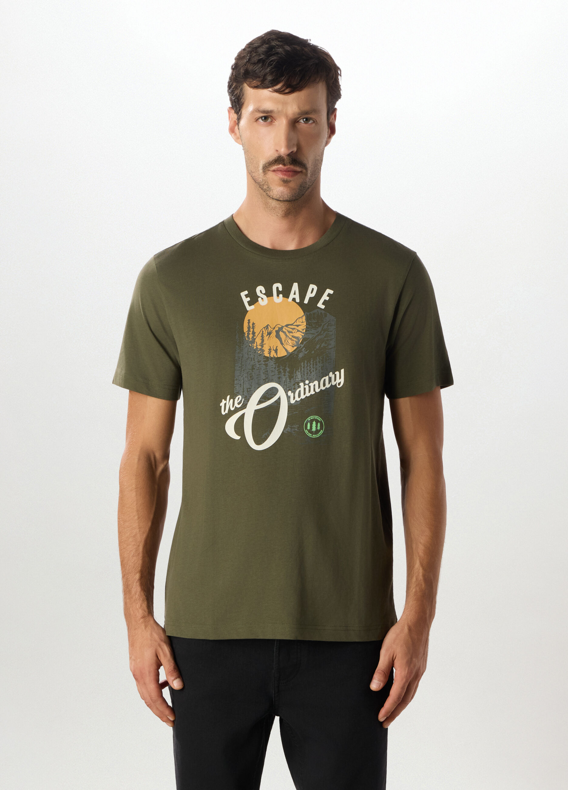T-shirt girocollo con stampa Escape the Ordinary in cotone uomo_0