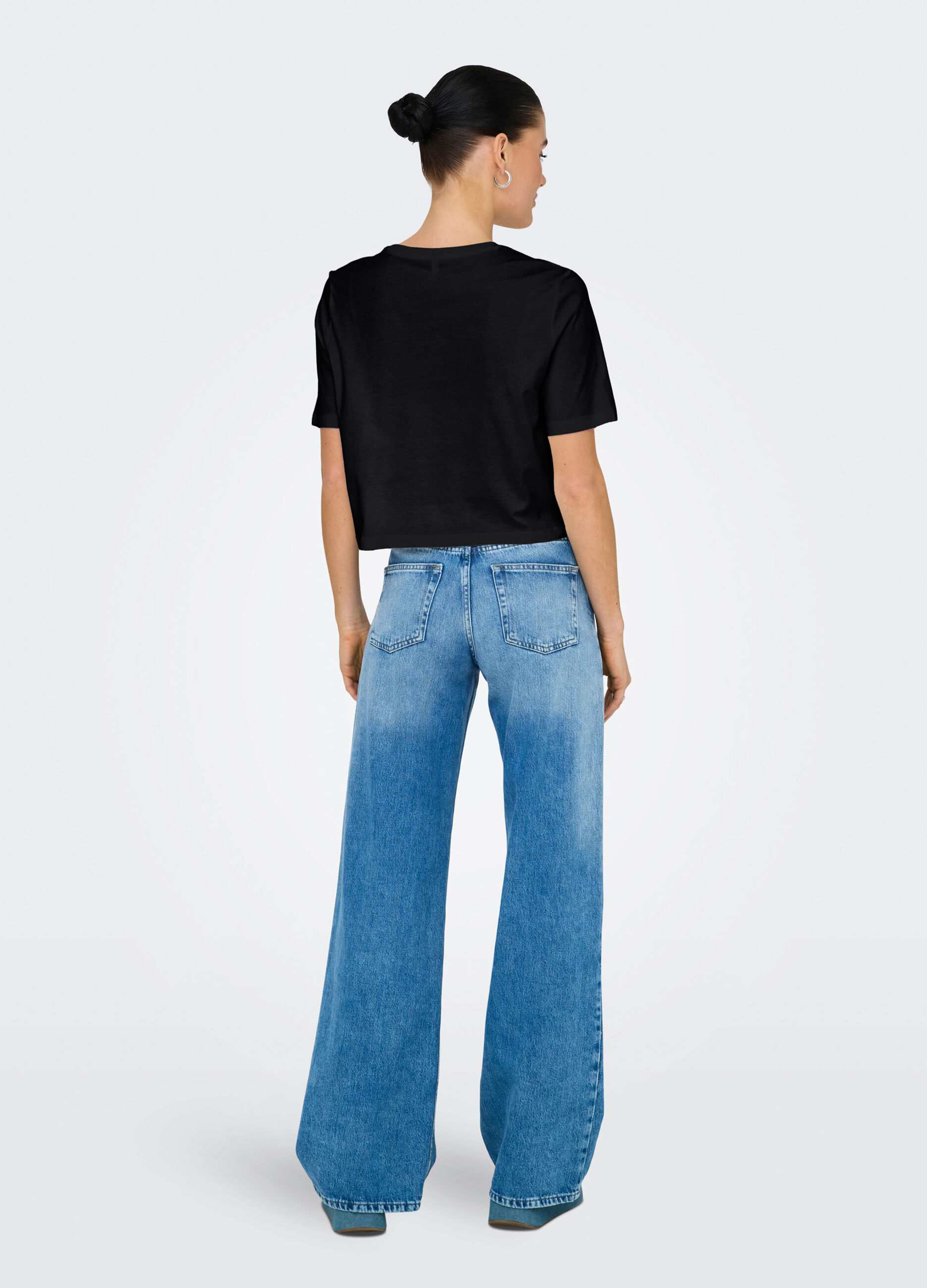 T-shirt con volant_3