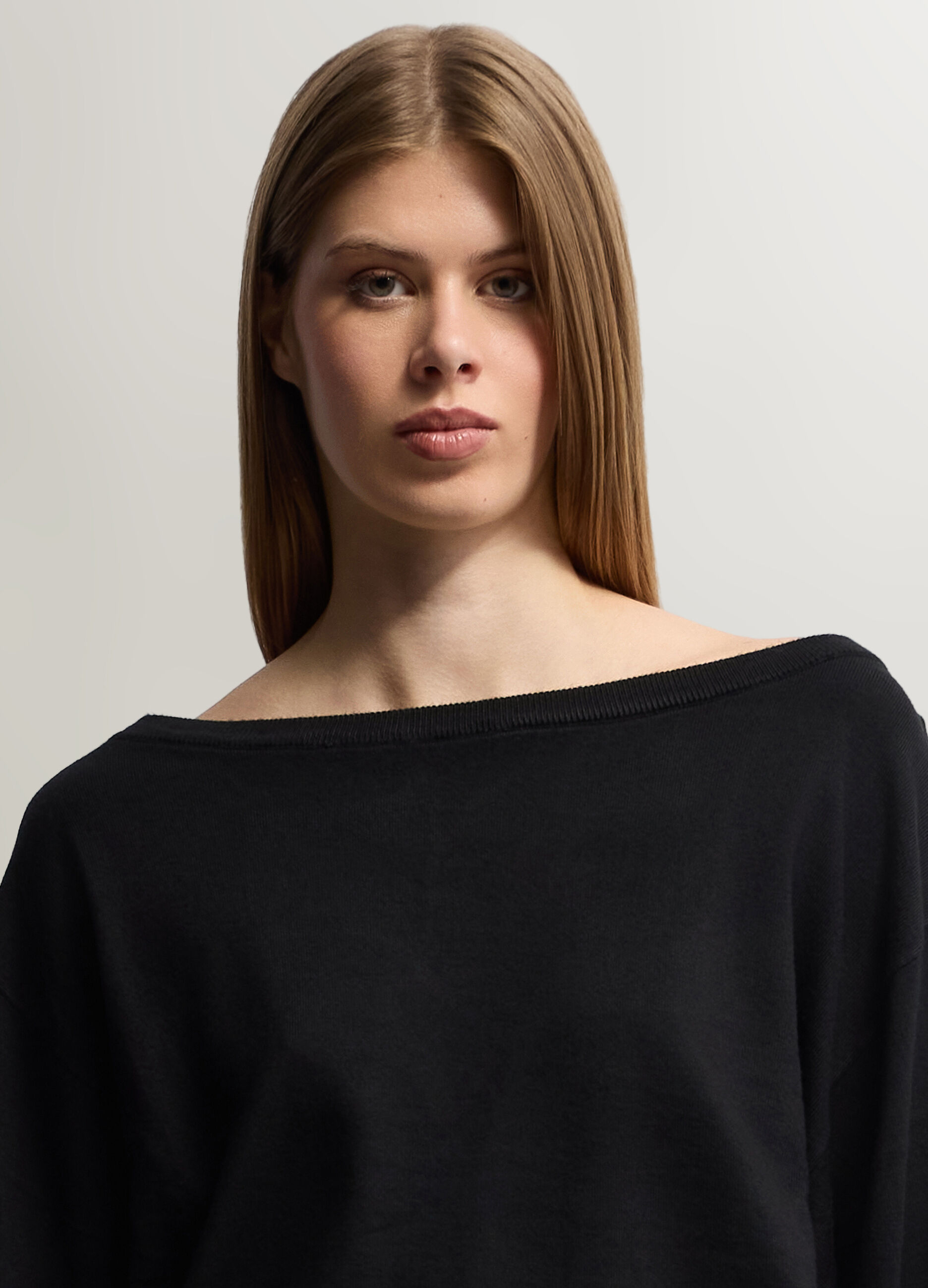 Maglia con scollo a barchetta rasata donna_2