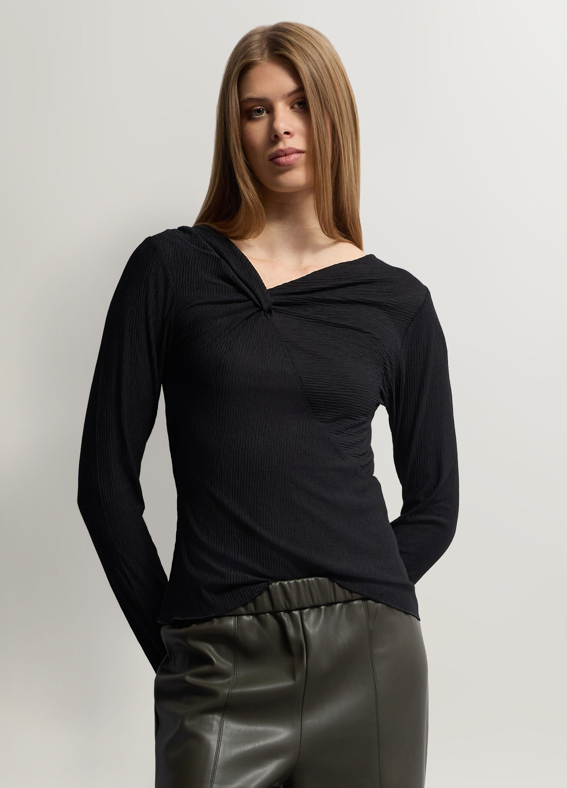 T-shirt Fit Slim con scollo a V donna_0