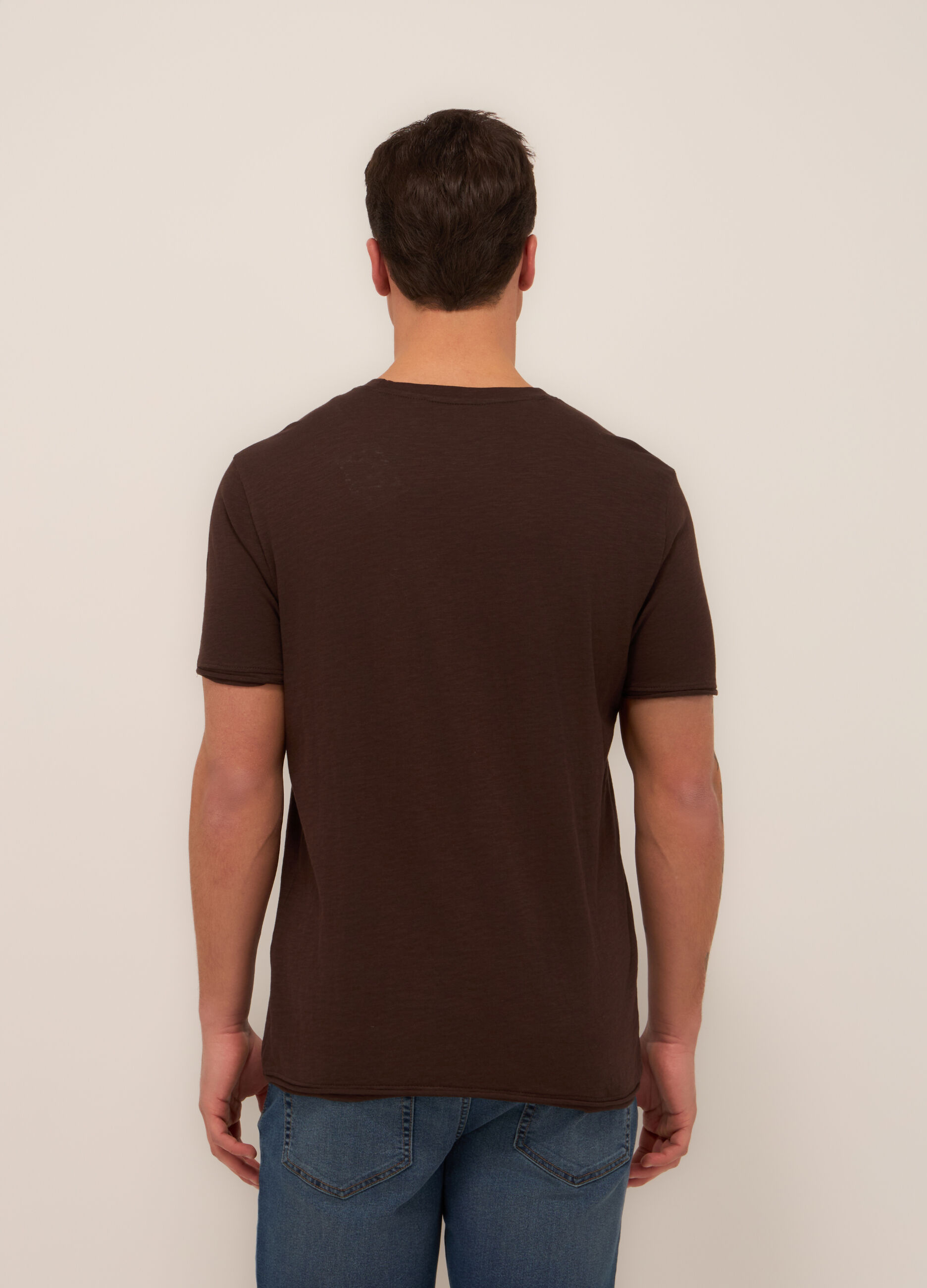 T-shirt girocollo con taschino uomo_1