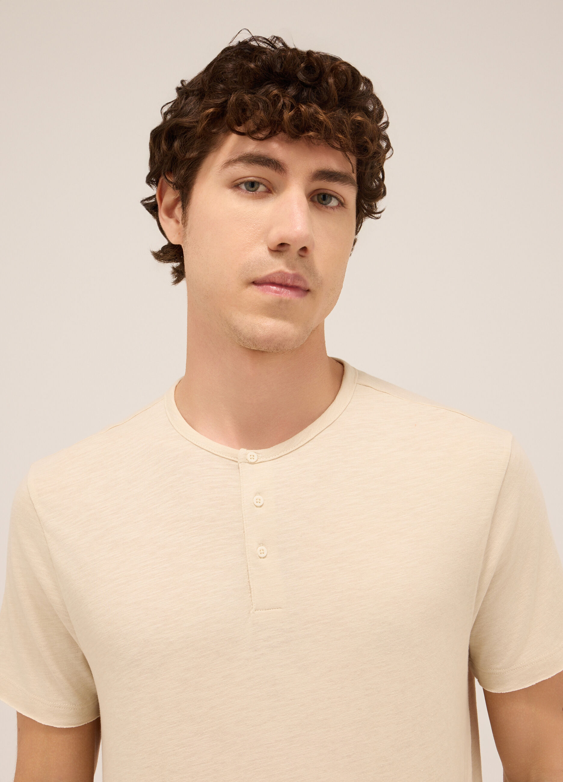 T-Shirt a collo serafino in jersey di cotone uomo_2