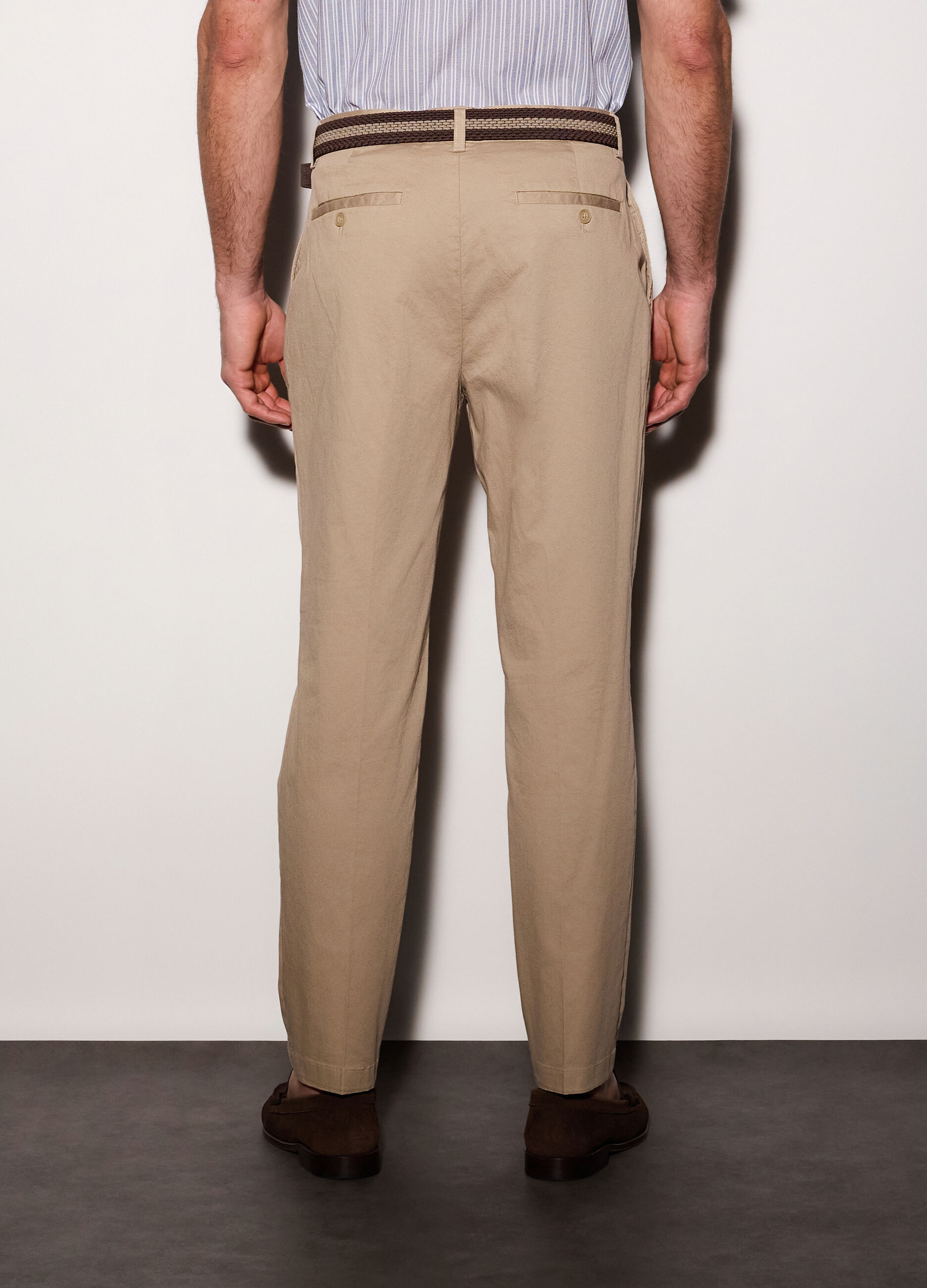 Pantalone chino regular fit in cotone stretch uomo_1