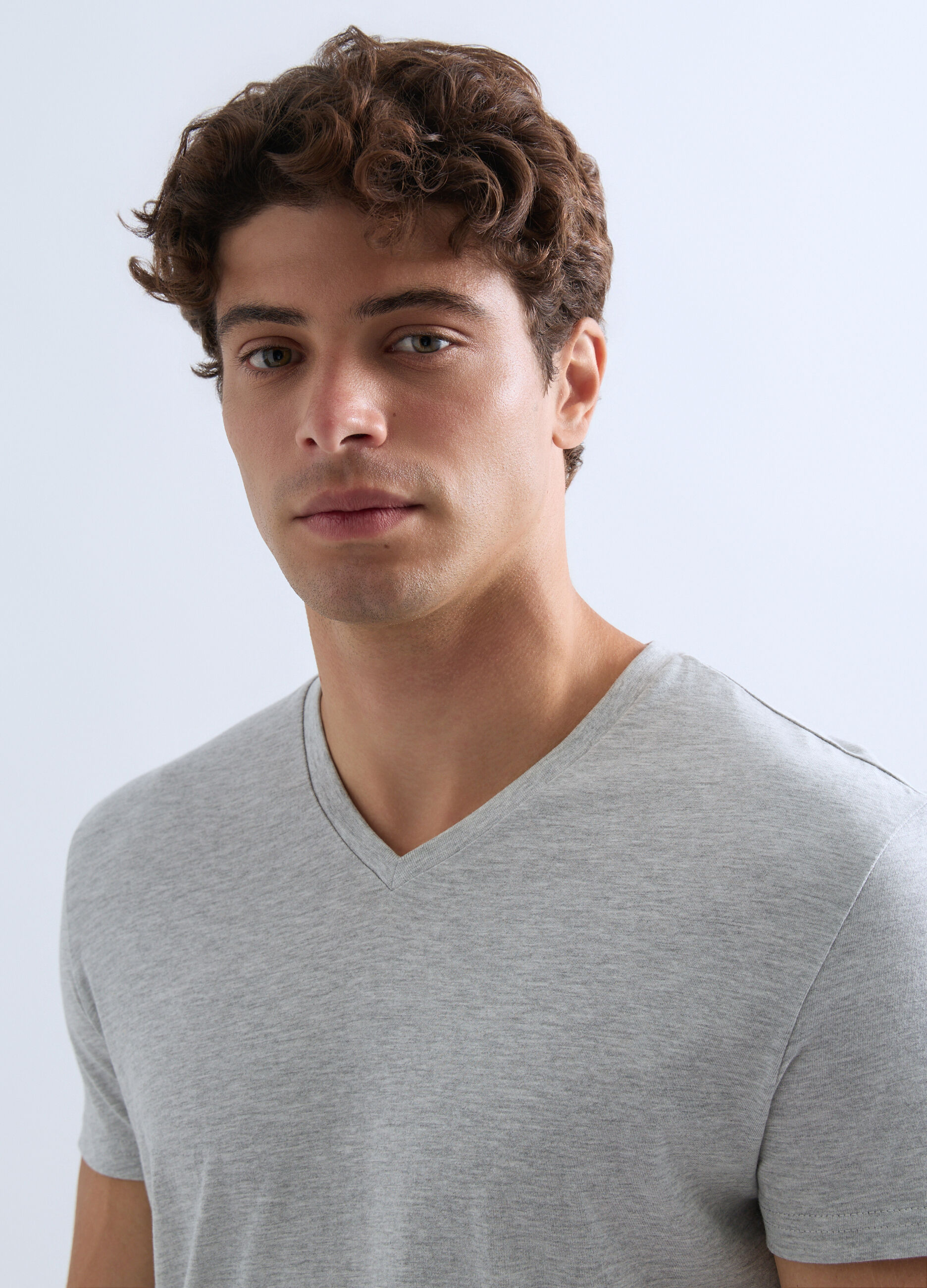 T-shirt scollo a V in jersey uomo_2