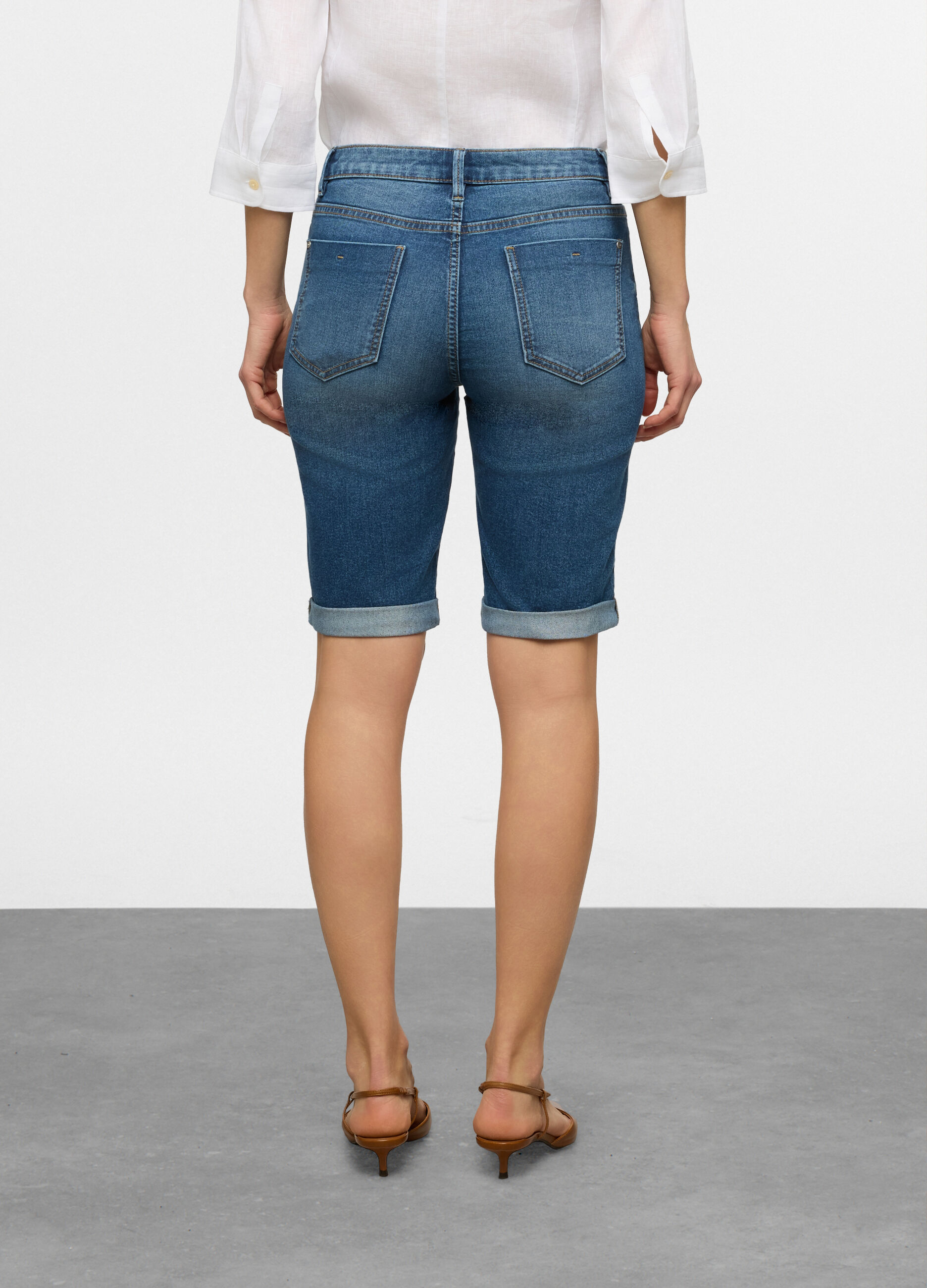 Bermuda fit Straight con fondo risvoltato in denim donna_1