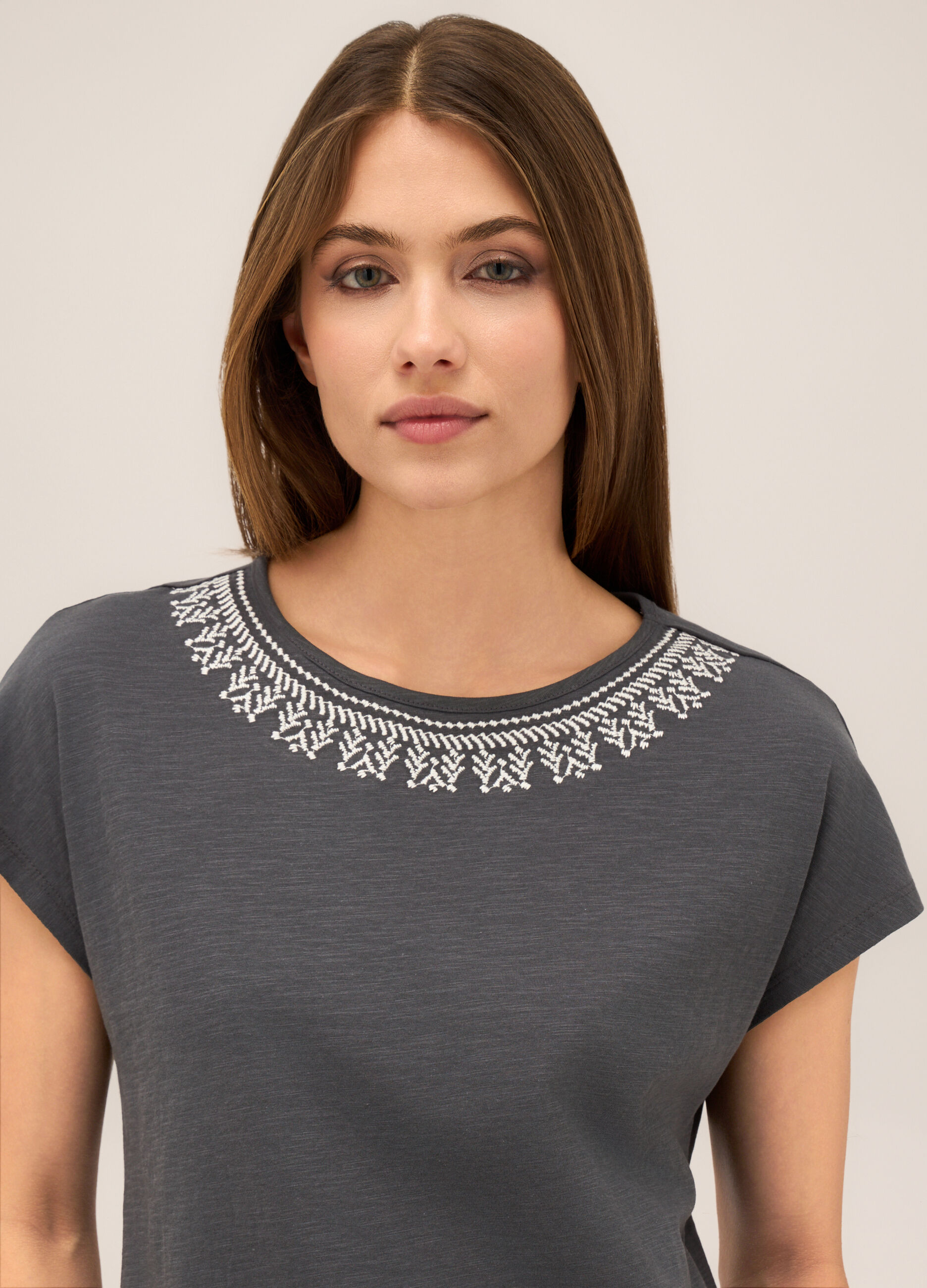 T-shirt in puro cotone con ricamo donna_2