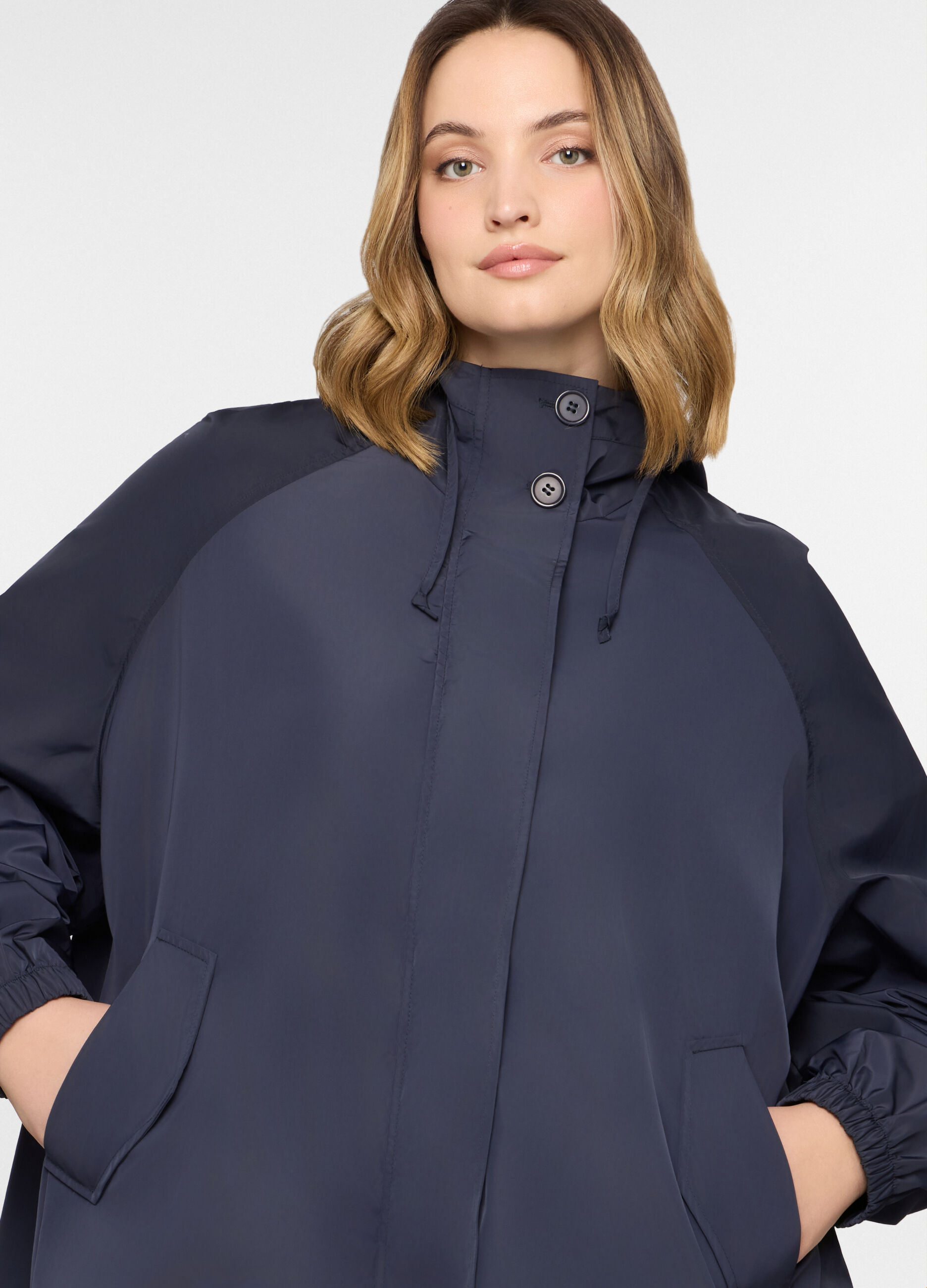 Giacca antipioggia over fit con cappuccio donna curvy_2