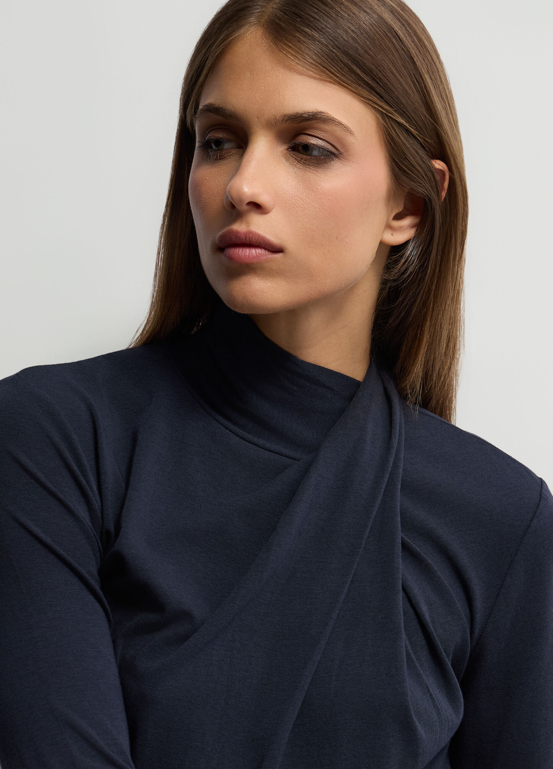 T-shirt con collo alto incrociato Slim Fit donna_2