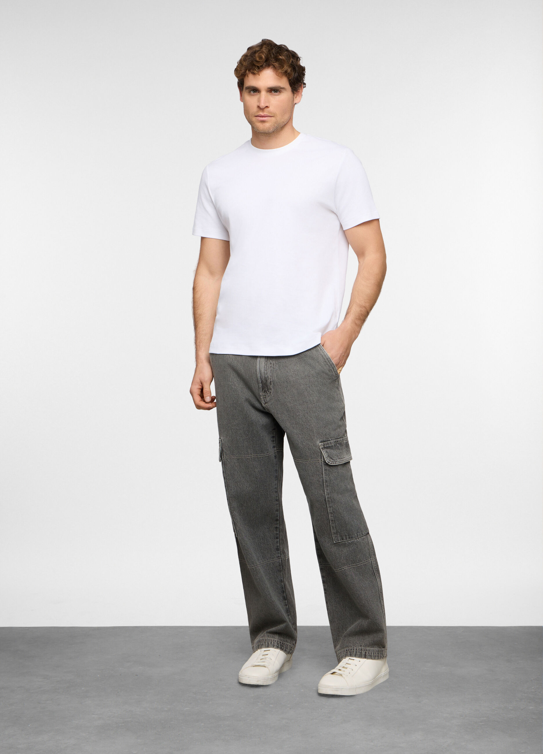 Jeans cargo comfort fit in denim di cotone uomo_0