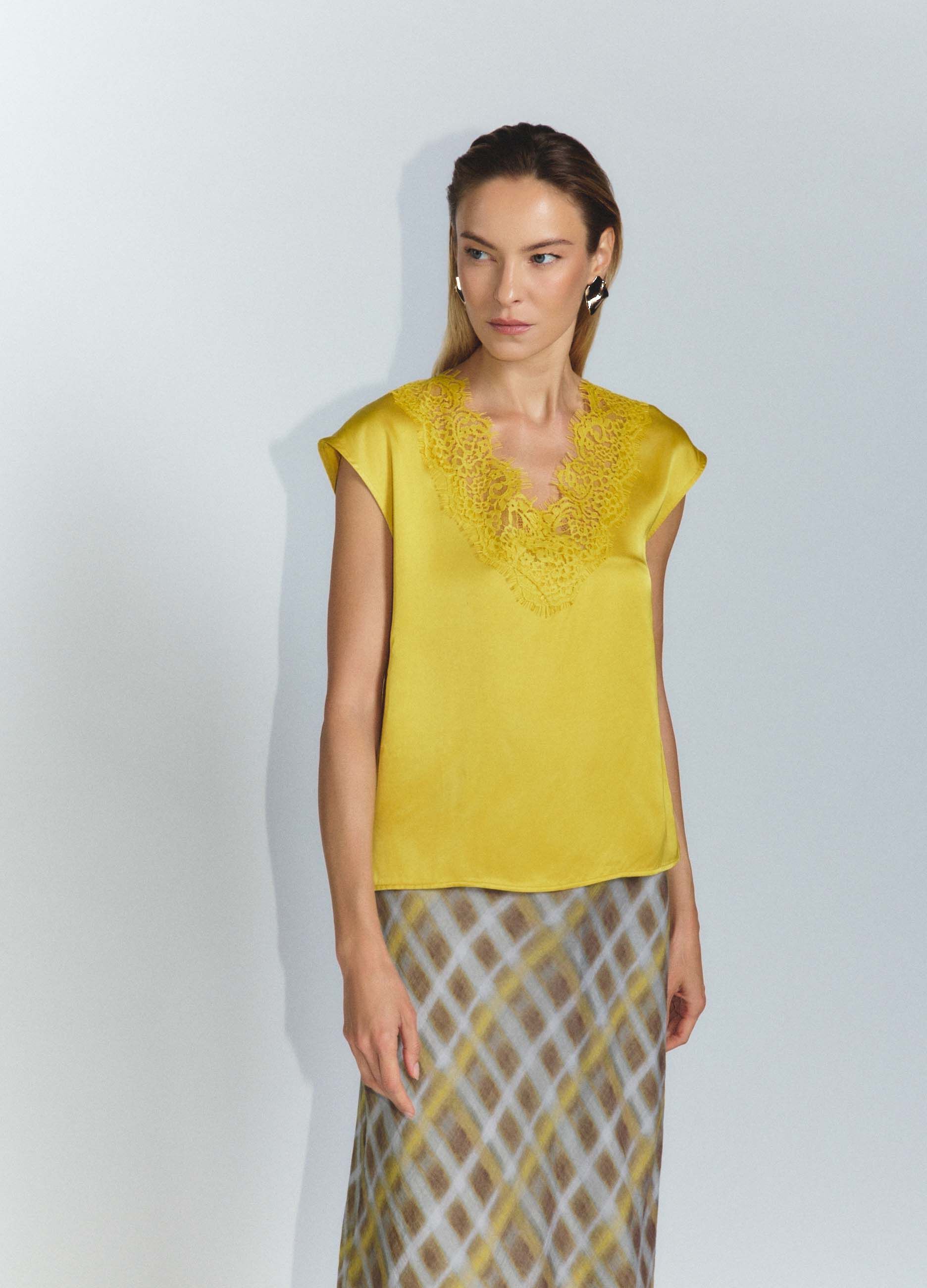Blusa Fit Regular con scollo a V in raso di pura viscosa donna_1
