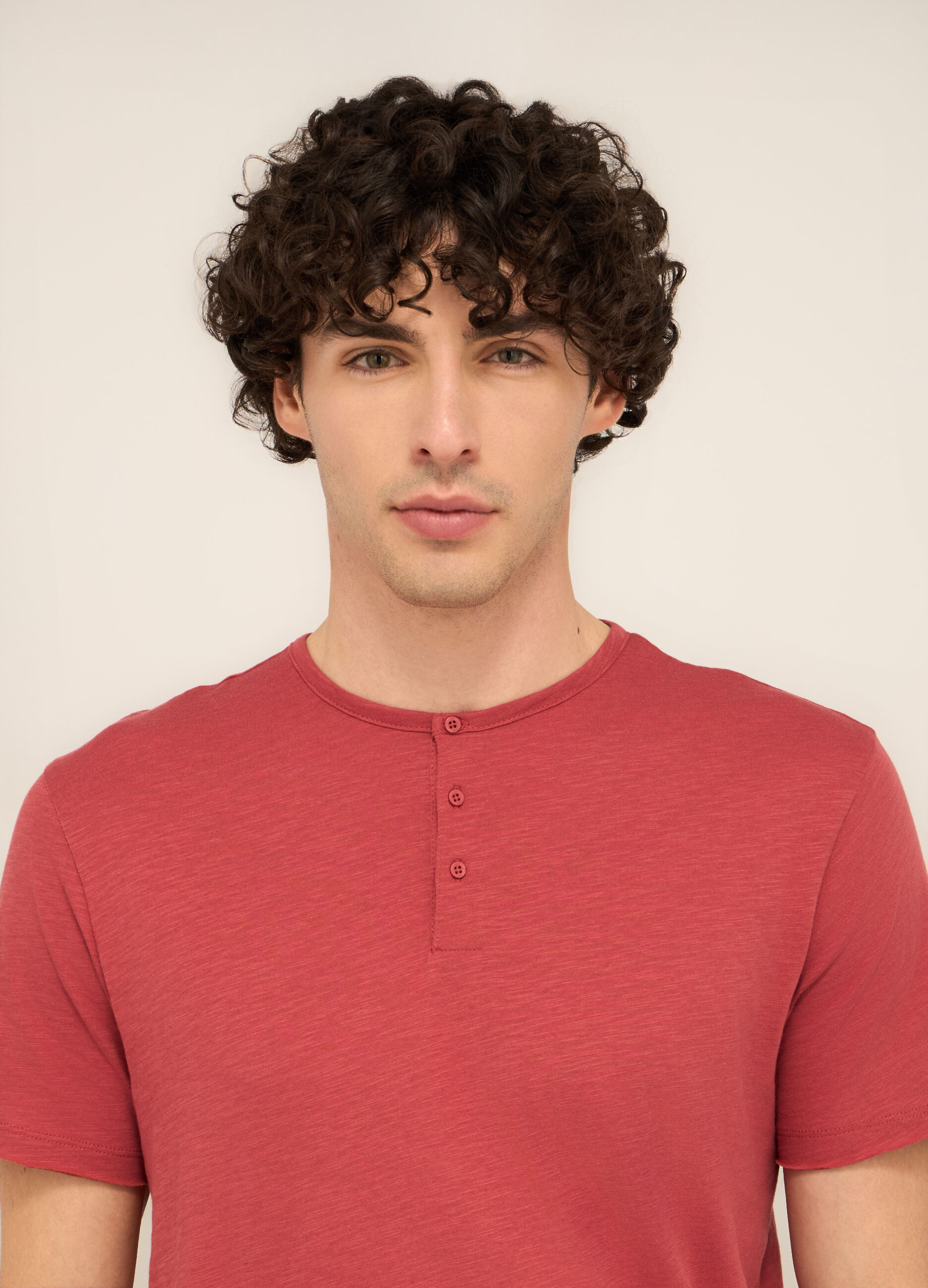 T-shirt collo serafino in cotone uomo_2