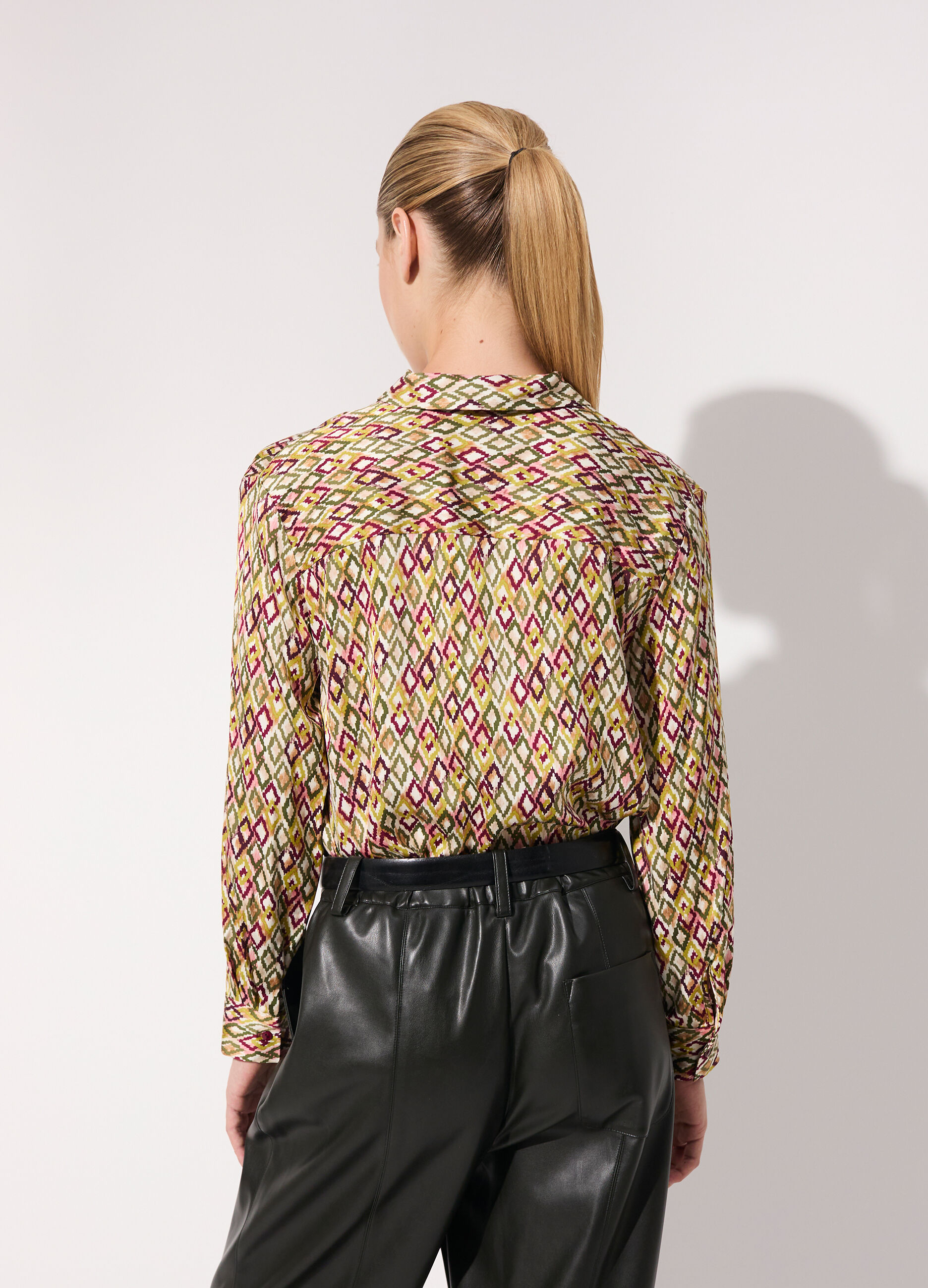 Camicia in viscosa satin in fantasia donna_2