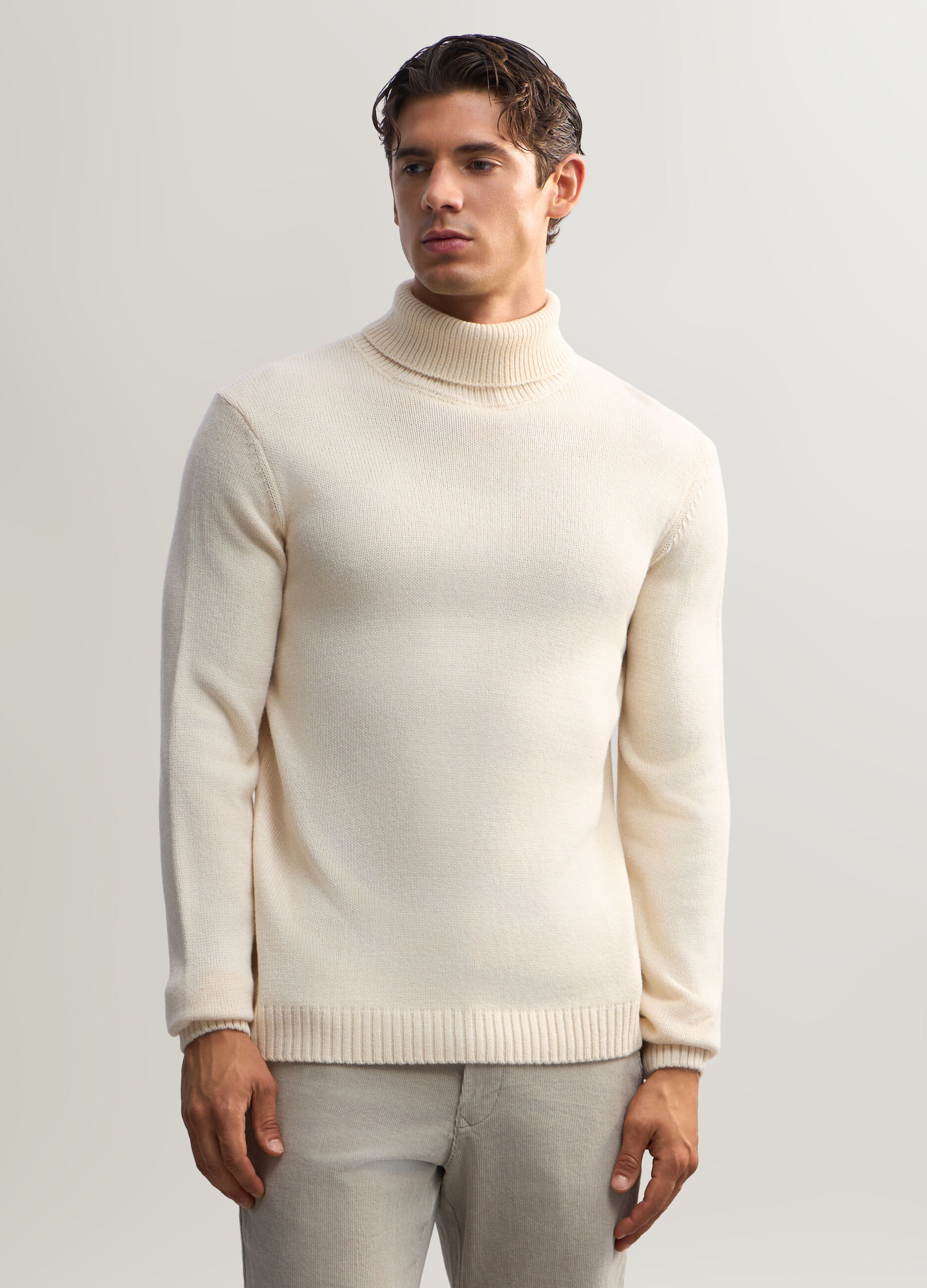 Maglione collo alto a maglia rasata uomo_0