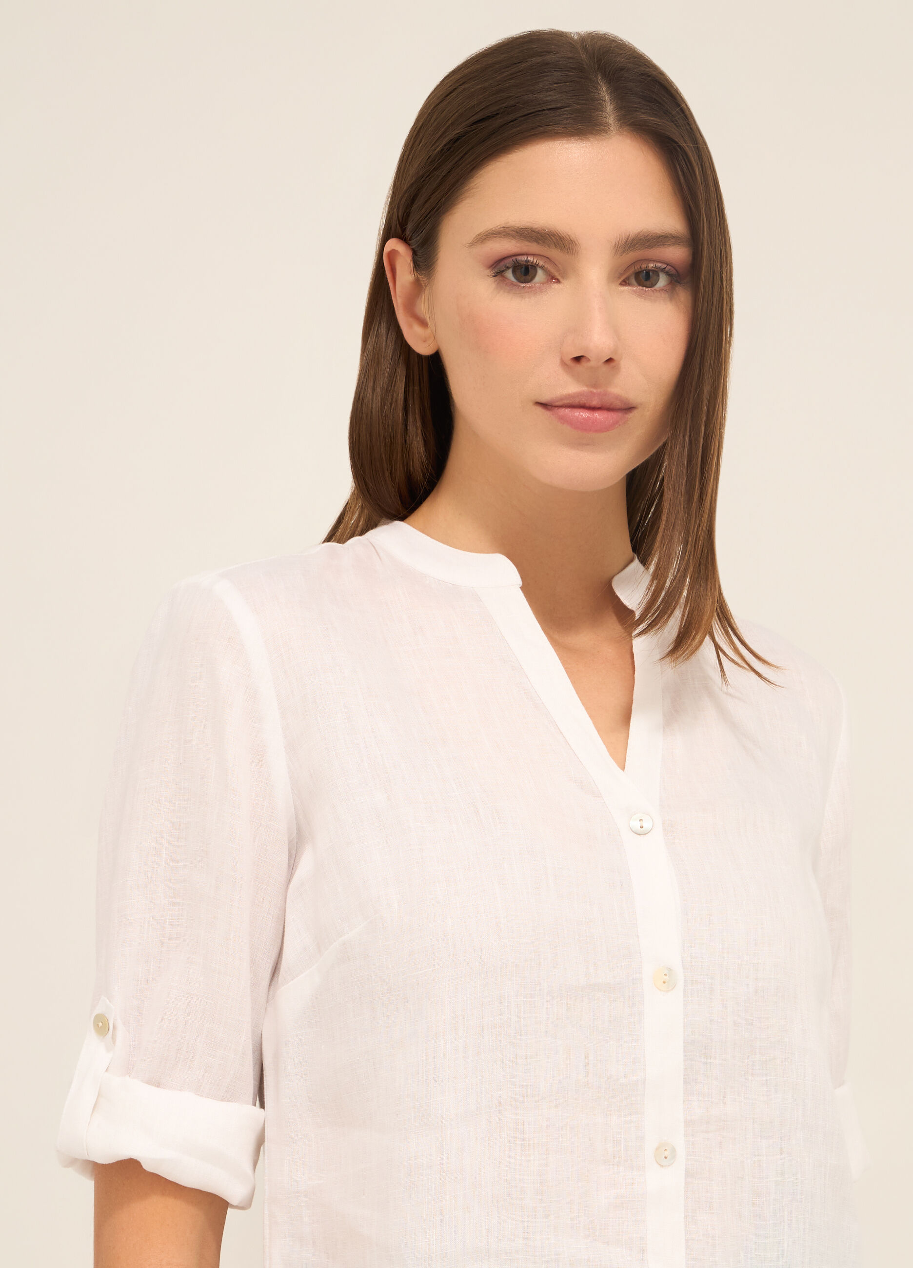 Camicia in puro lino con scollo a V donna_2