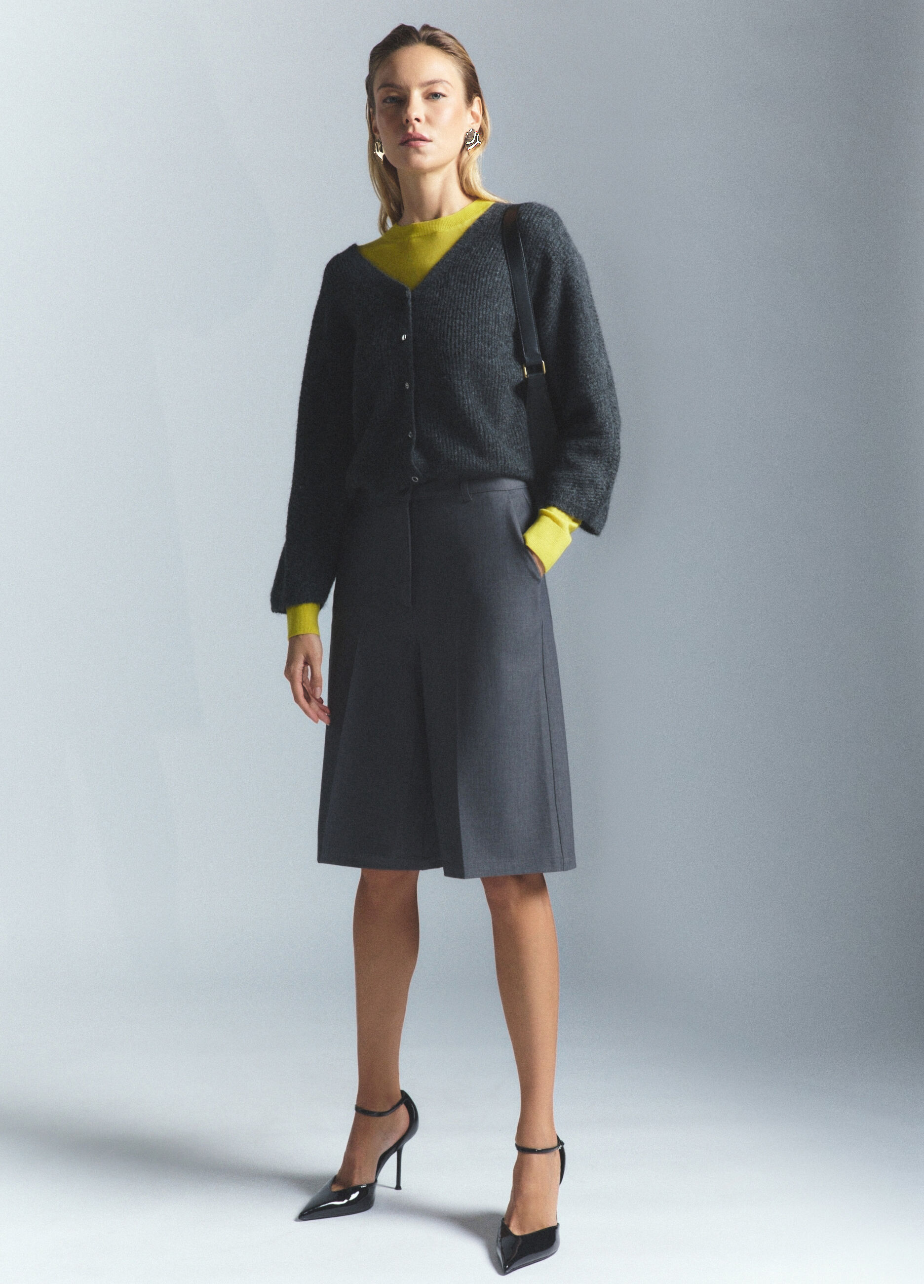Cardigan con scollo a V in costina donna_0