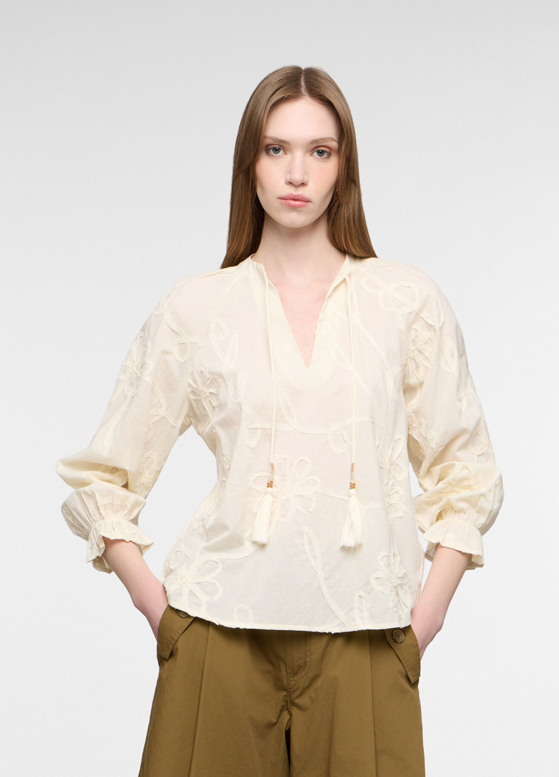Blusa con scollo a V e ricami in puro cotone donna_0