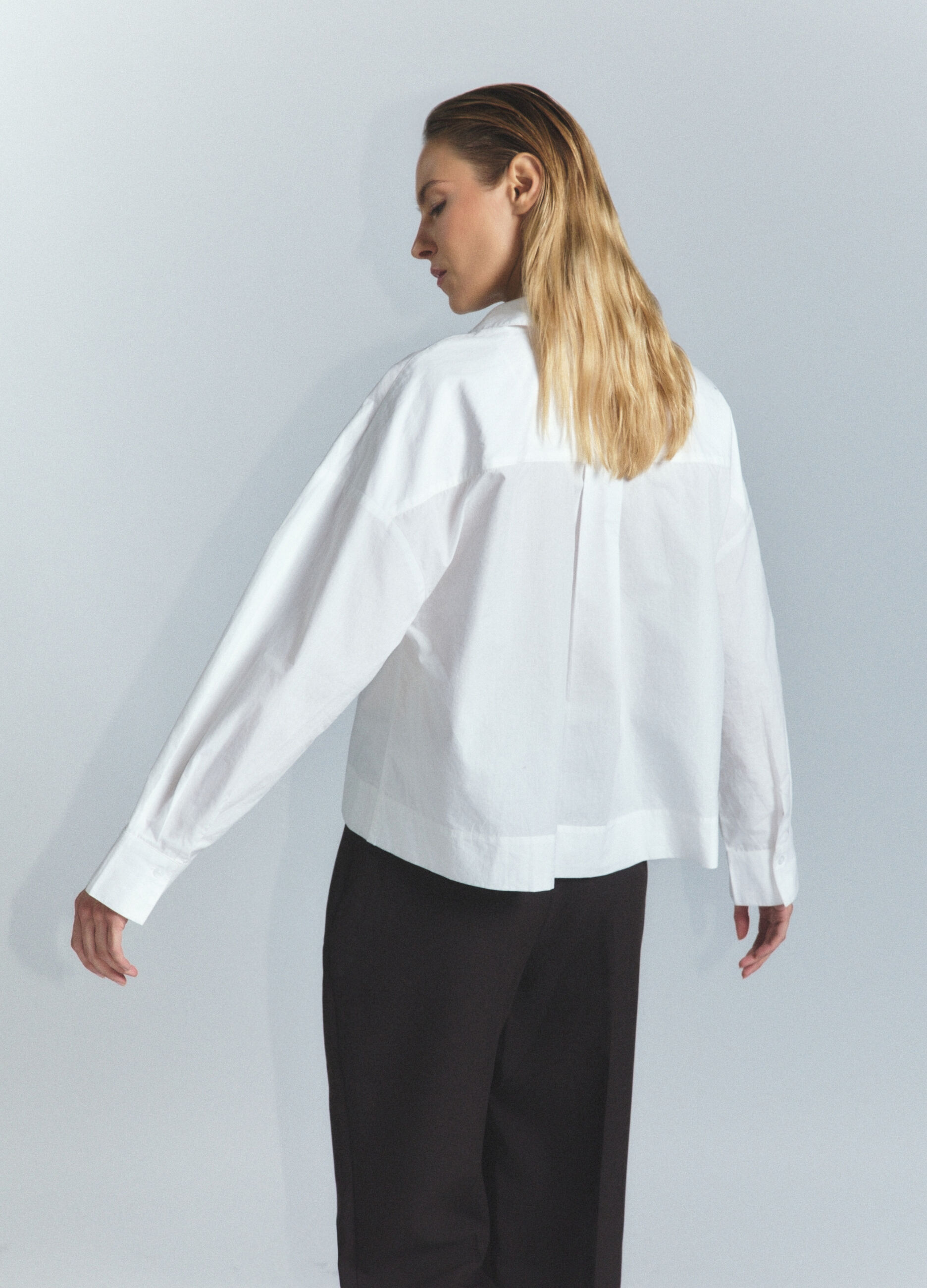 Blusa Fit Regular con scollo a V in popeline di puro cotone donna_2