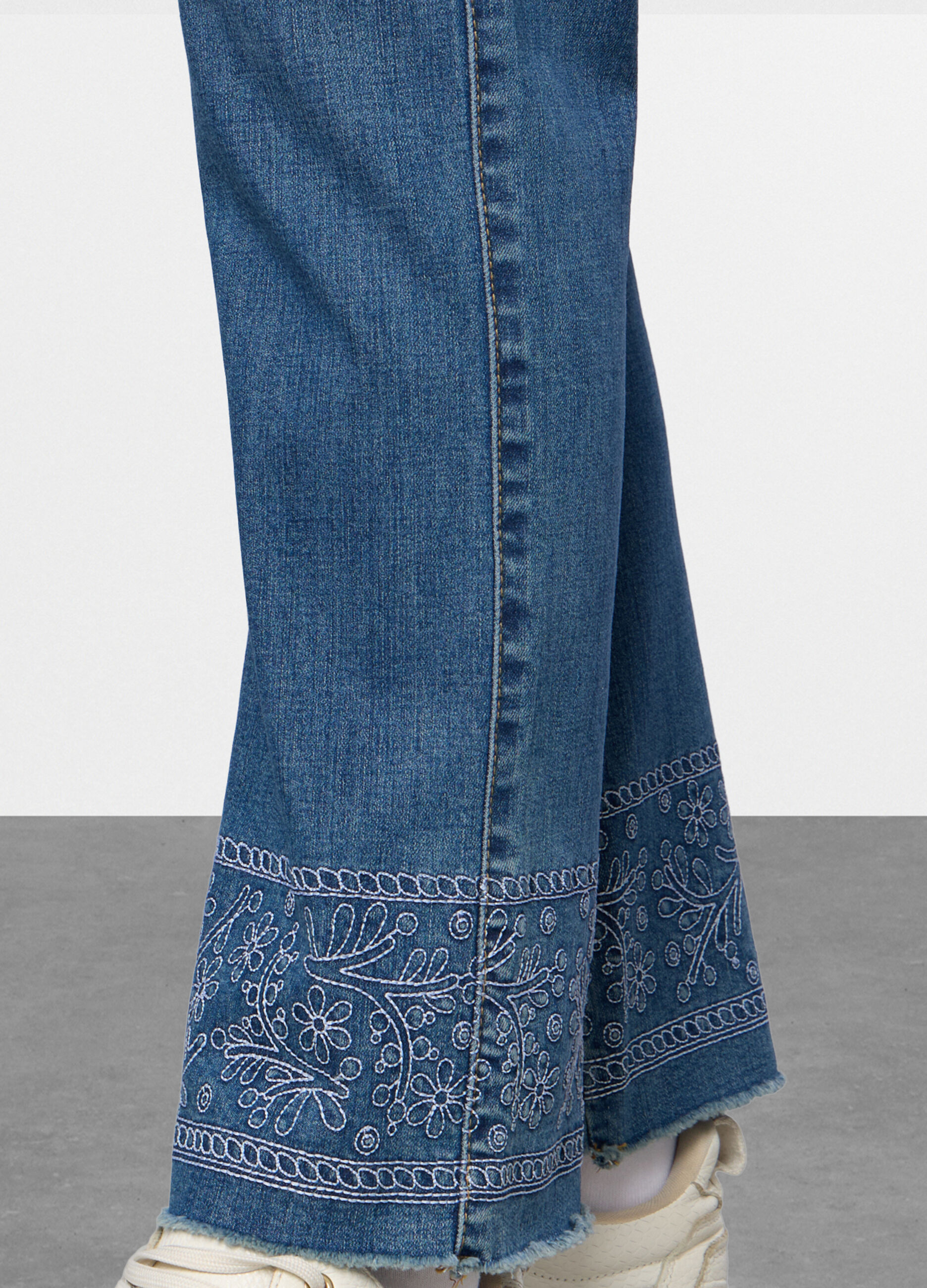 5 Tasche fit Mini Flare in denim stretch con ricamo al fondo donna_3