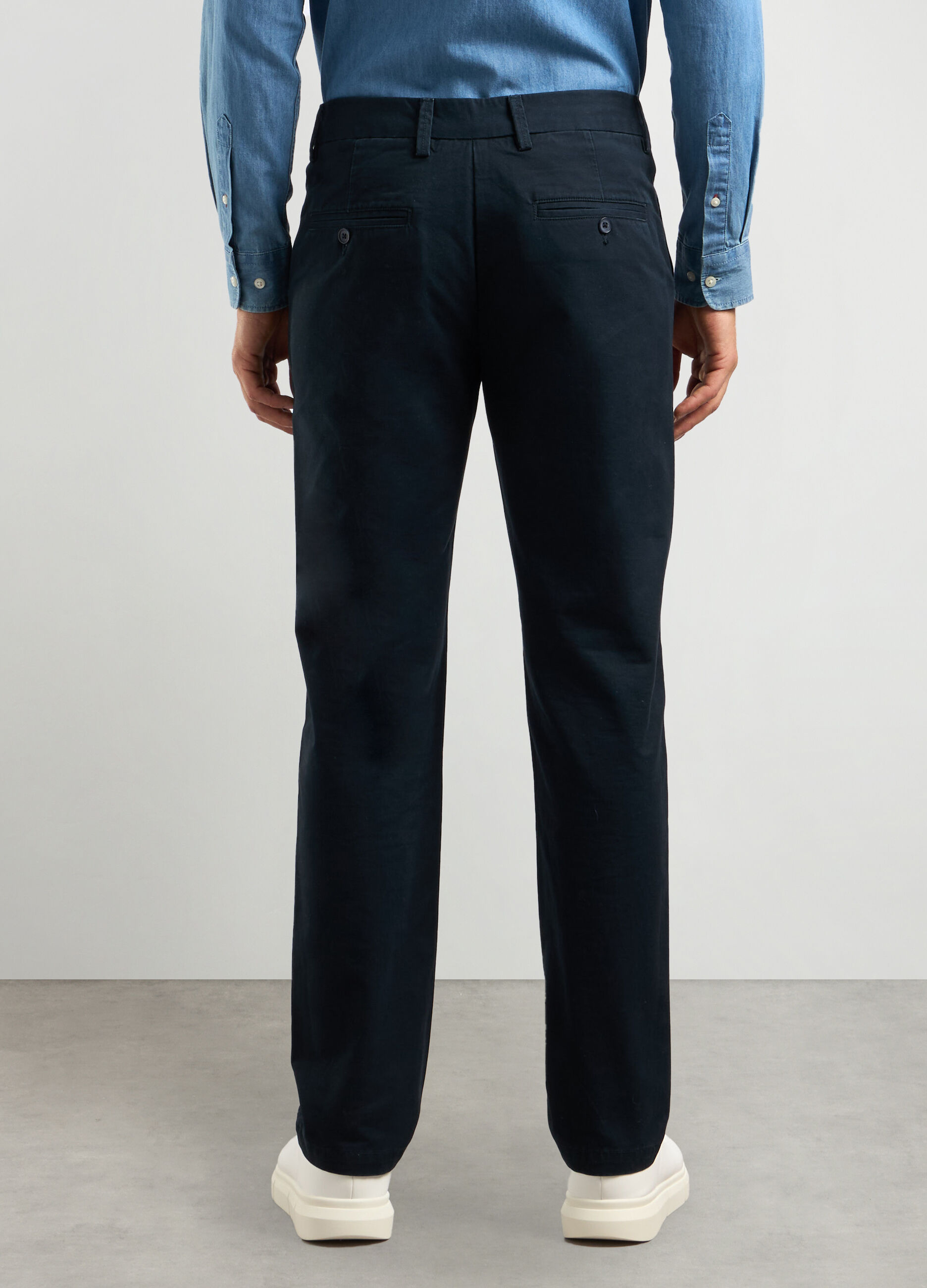 Pantaloni chino regular fit in twill di cotone uomo_1