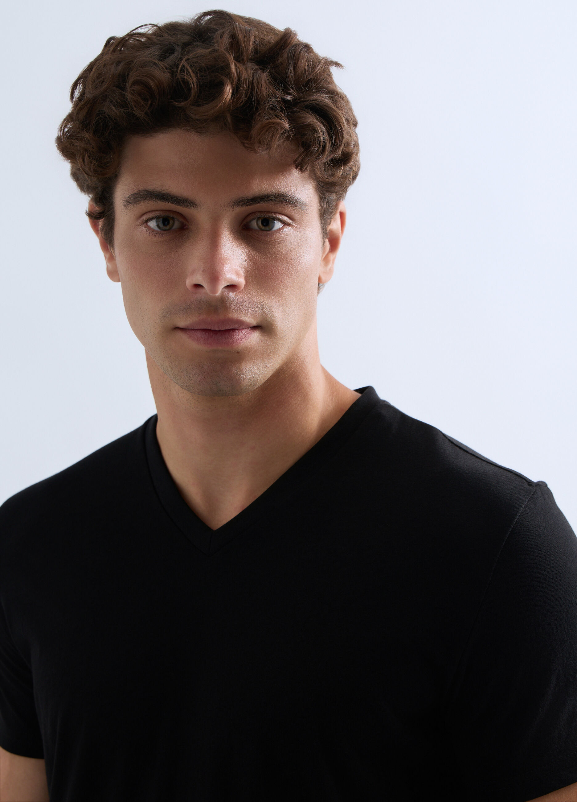 T-shirt scollo a V in jersey uomo_2