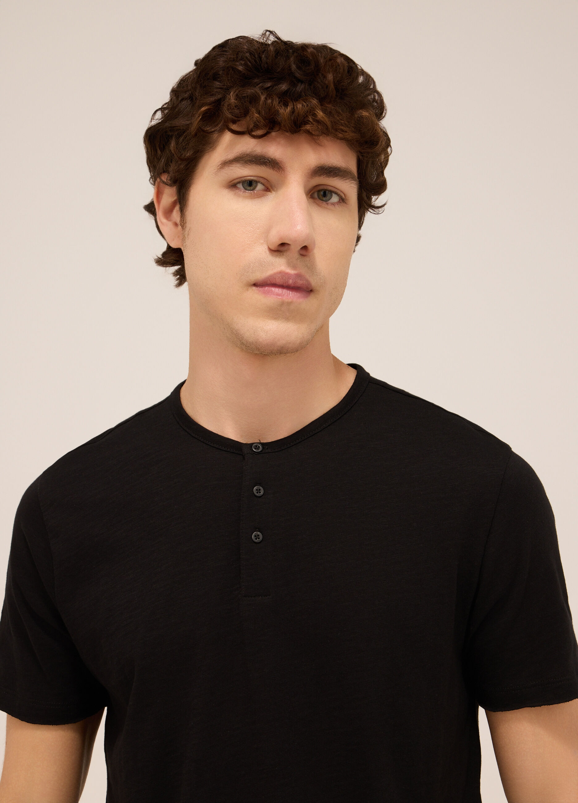T-Shirt a collo serafino in jersey di cotone uomo_2