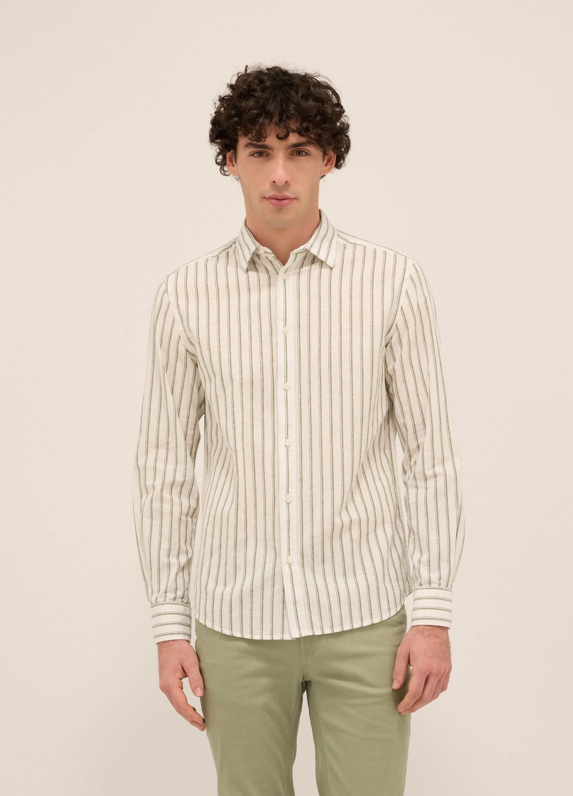 Camicia regular fit in cotone e lino a righe uomo_0