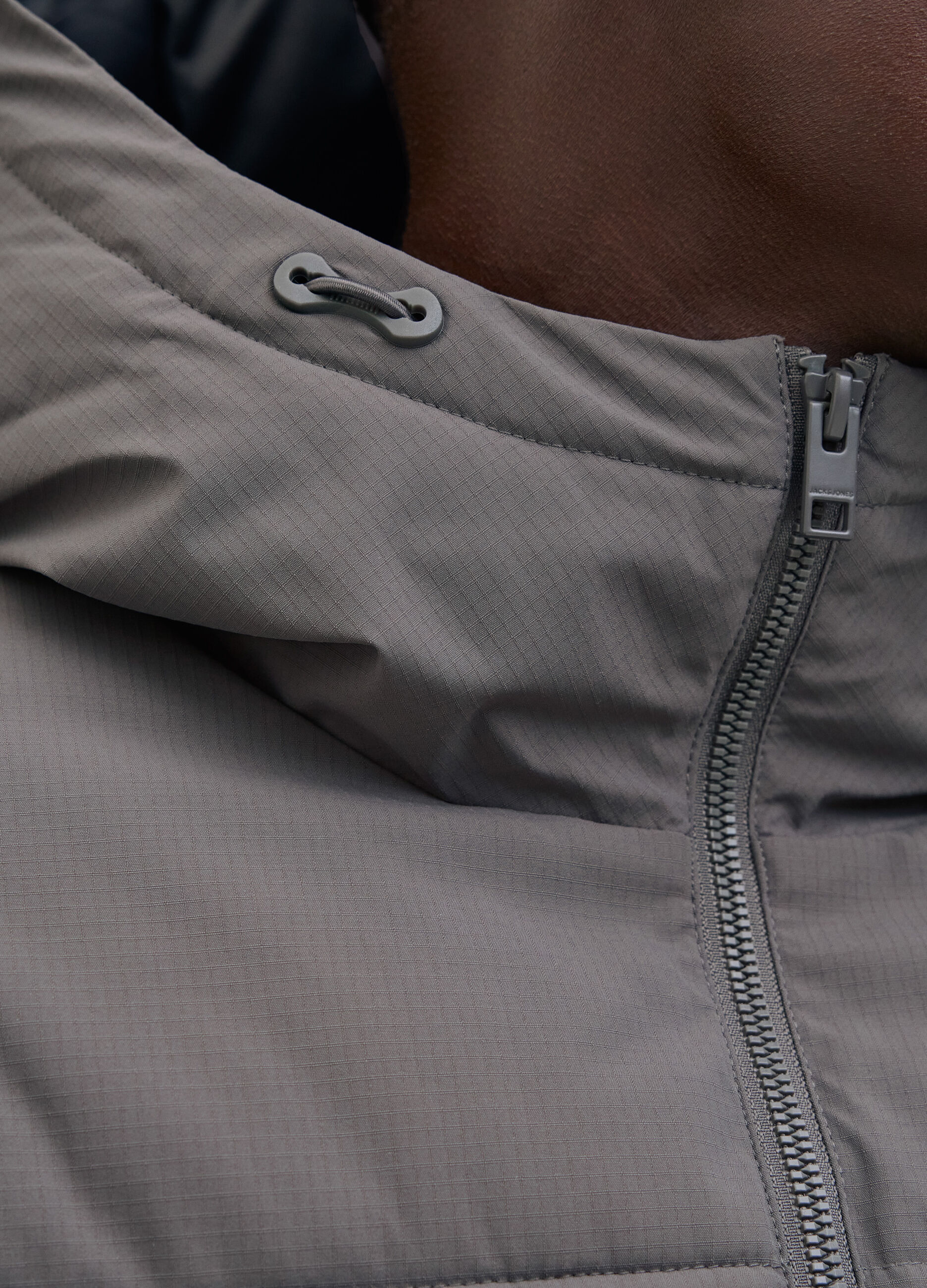 Giubbino imbottito con zip e cappuccio uomo_4