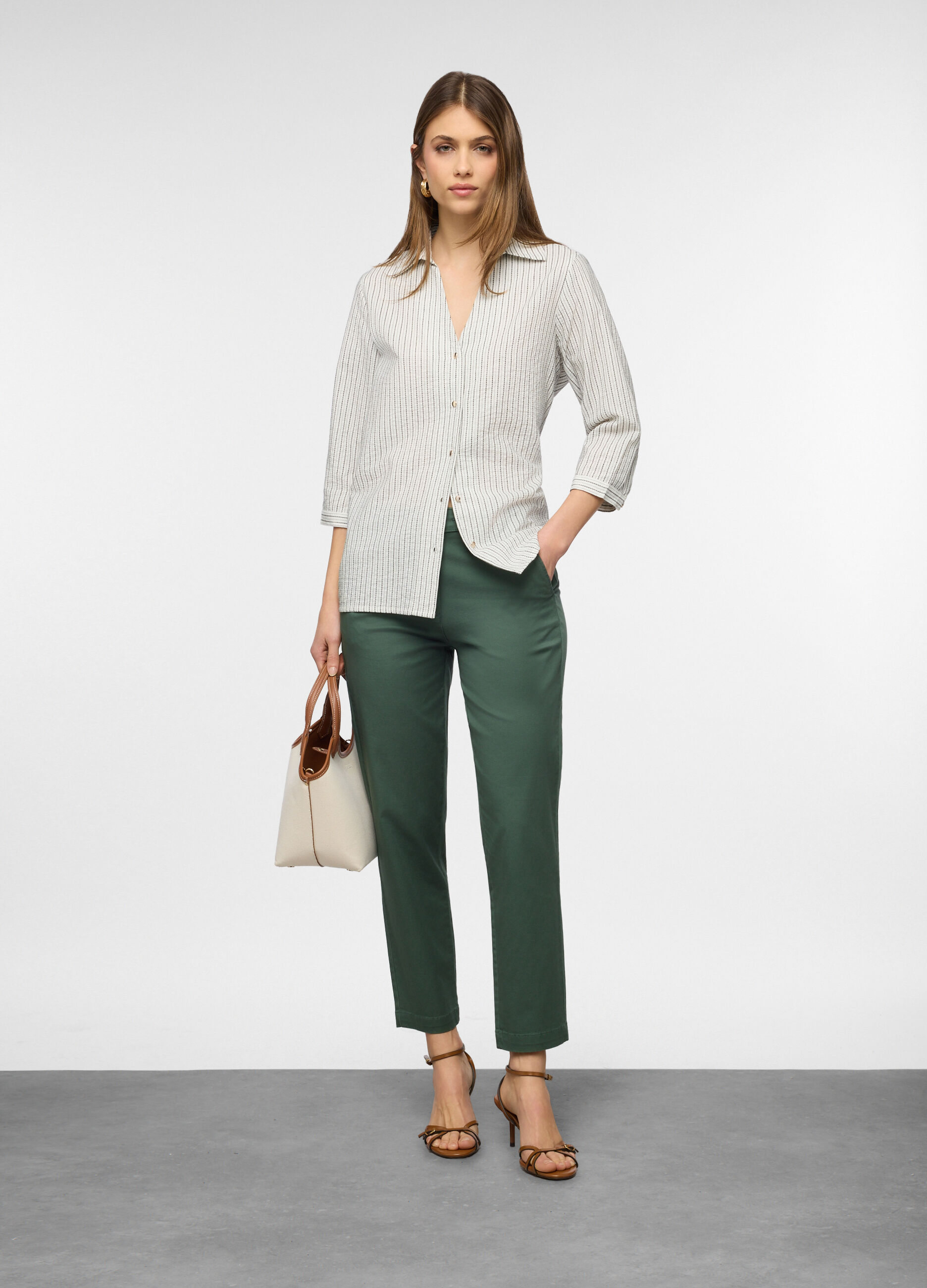 Pantaloni fit regular in twill di cotone stretch donna_0