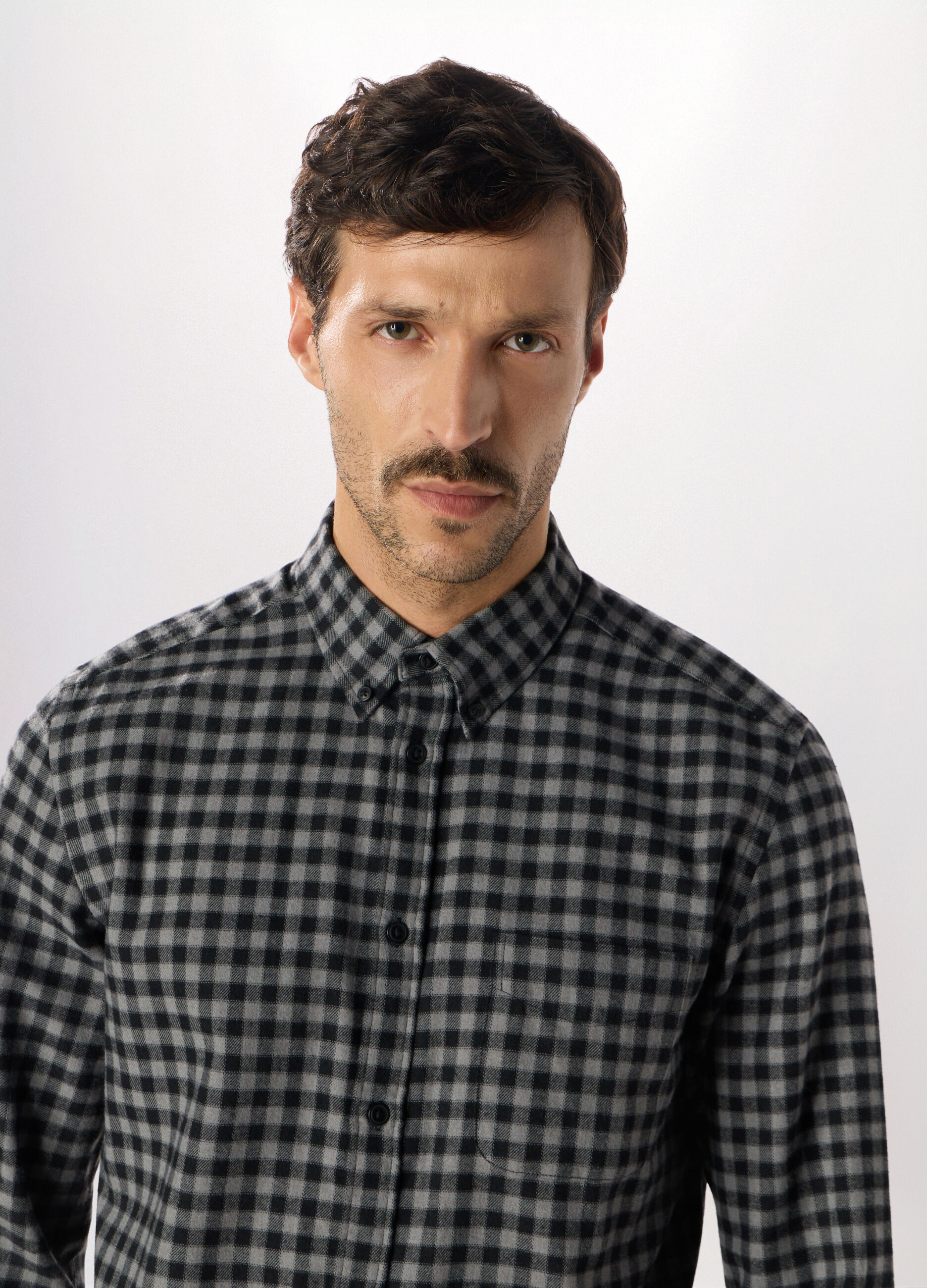 Camicia regular button-down a quadretti uomo_2