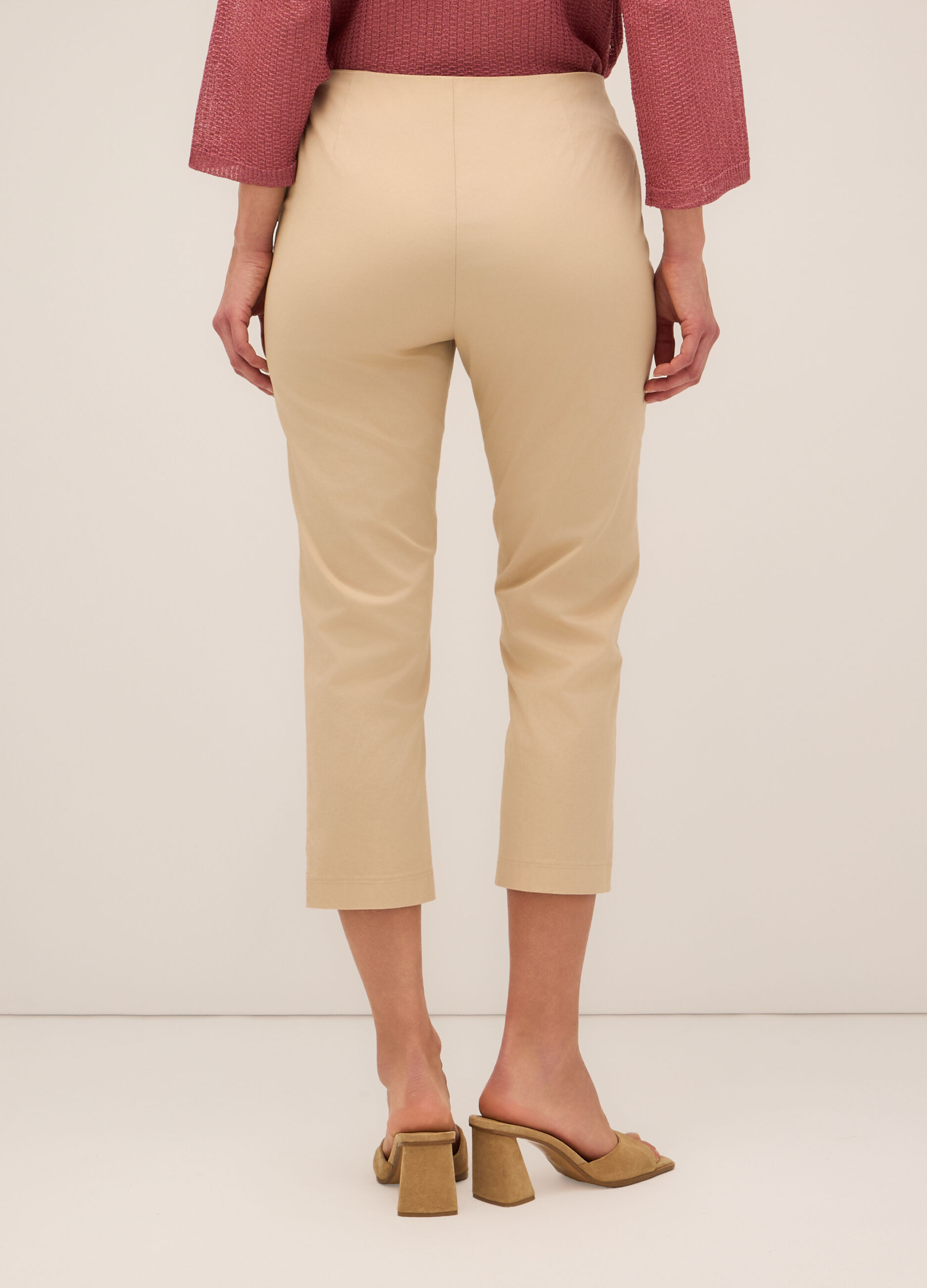 Pantaloni capri in twill di cotone stretch donna